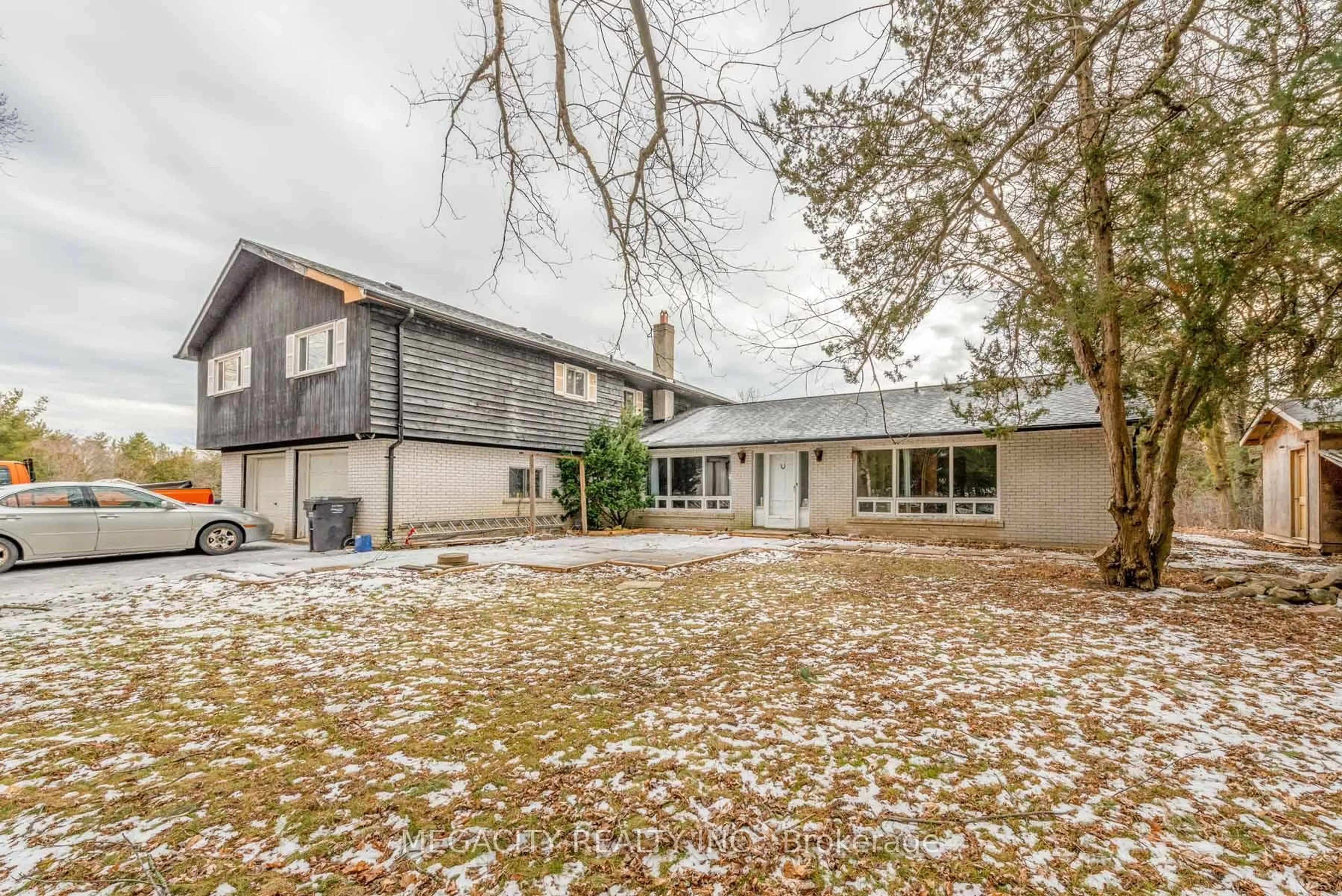 A pic from outside/outdoor area/front of a property/back of a property/a pic from drone, street for 14242 Mt.Pleasant Rd, Caledon Ontario L7E 3M2