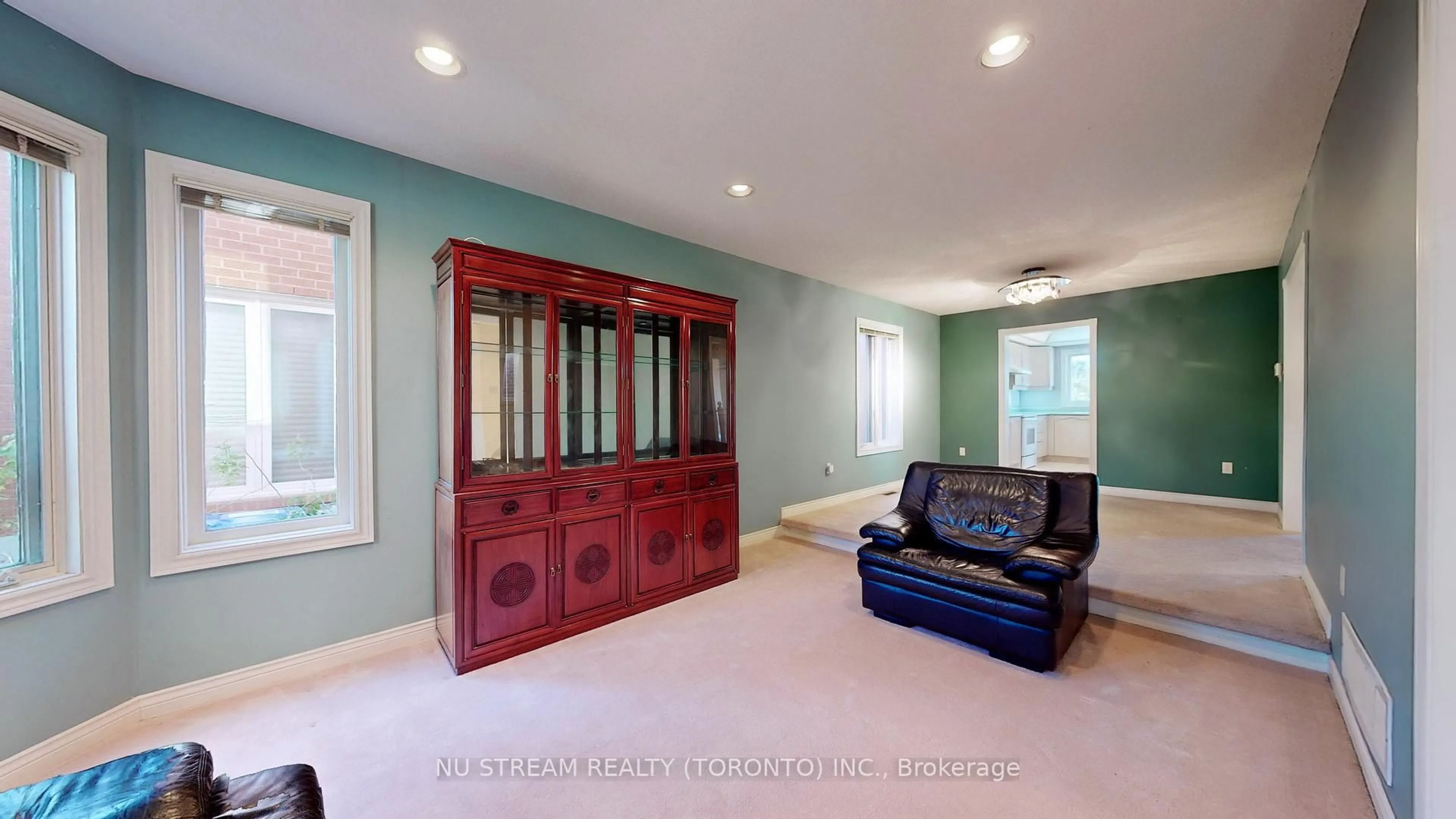 Living room with furniture, unknown for 1337 Daniel Creek Rd, Mississauga Ontario L5V 1V3