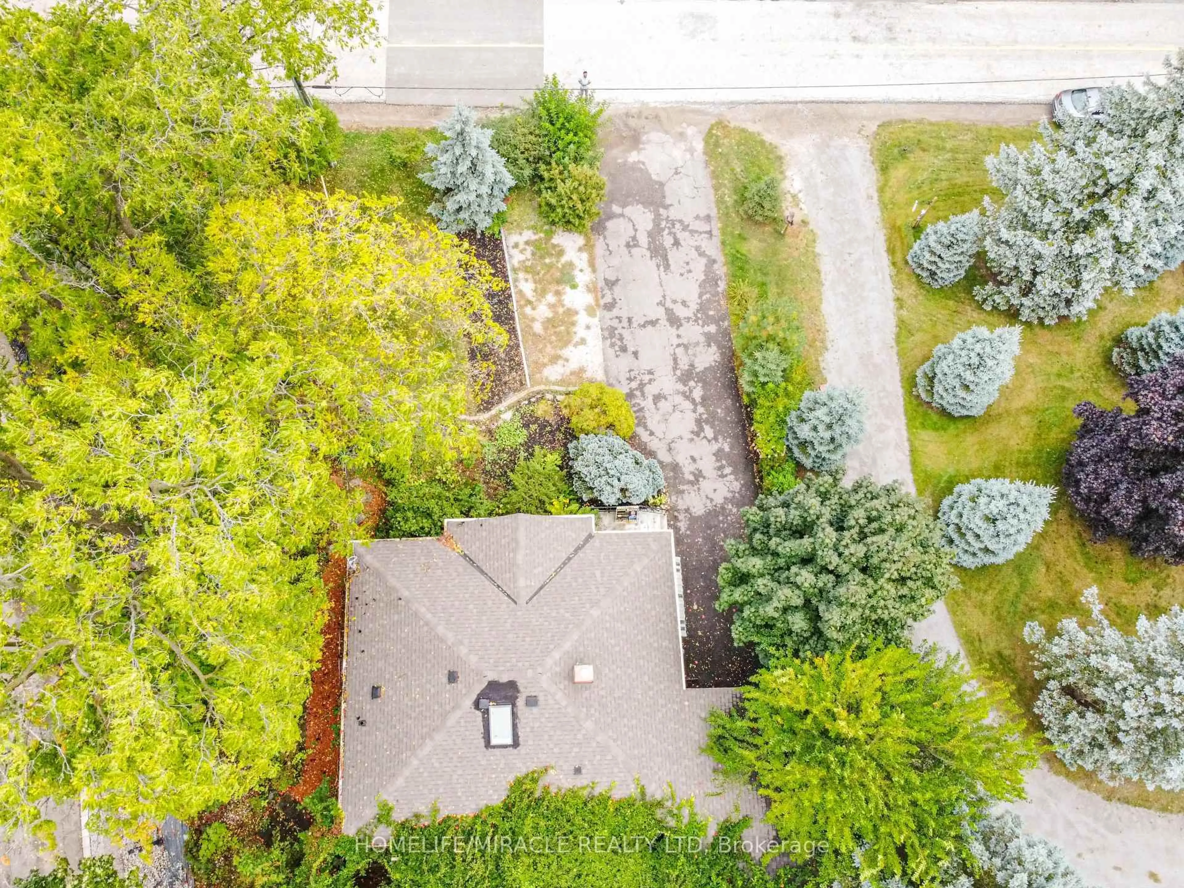 A pic from outside/outdoor area/front of a property/back of a property/a pic from drone, street for 7596 Creditview Rd, Brampton Ontario L6Y 0G5