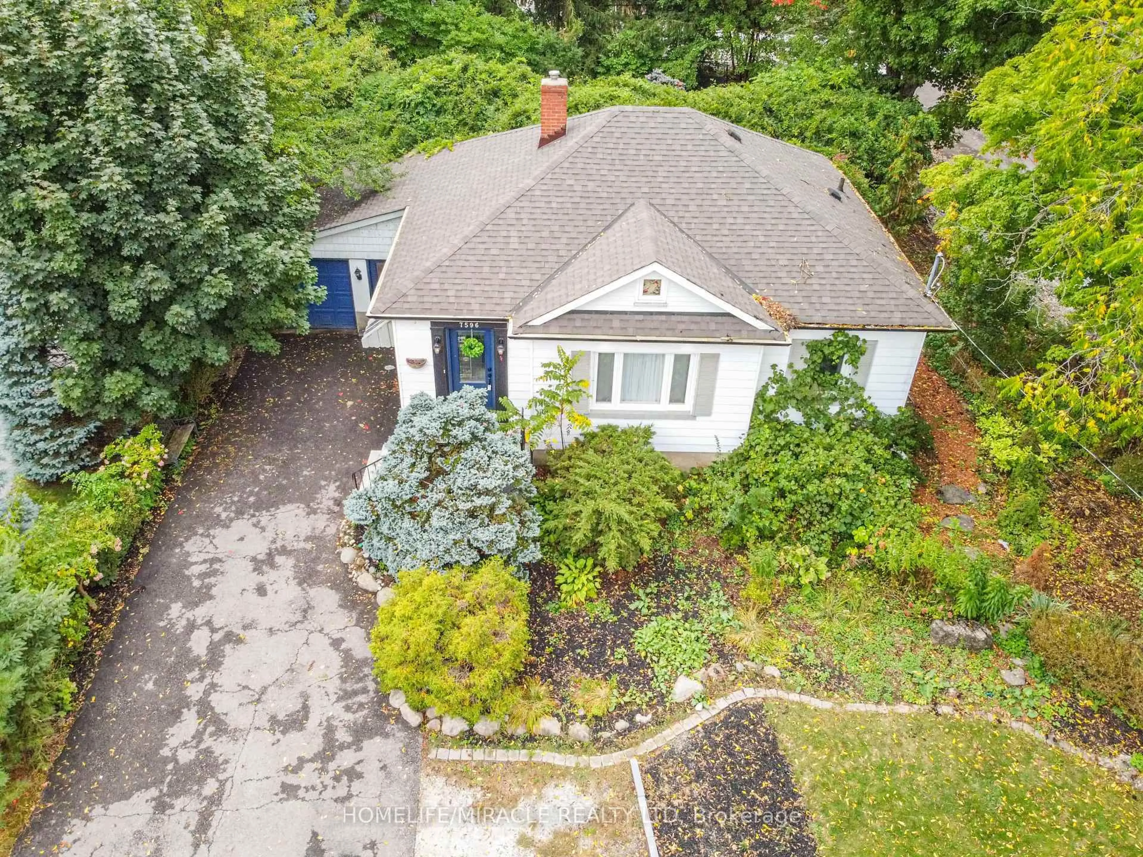 A pic from outside/outdoor area/front of a property/back of a property/a pic from drone, street for 7596 Creditview Rd, Brampton Ontario L6Y 0G5