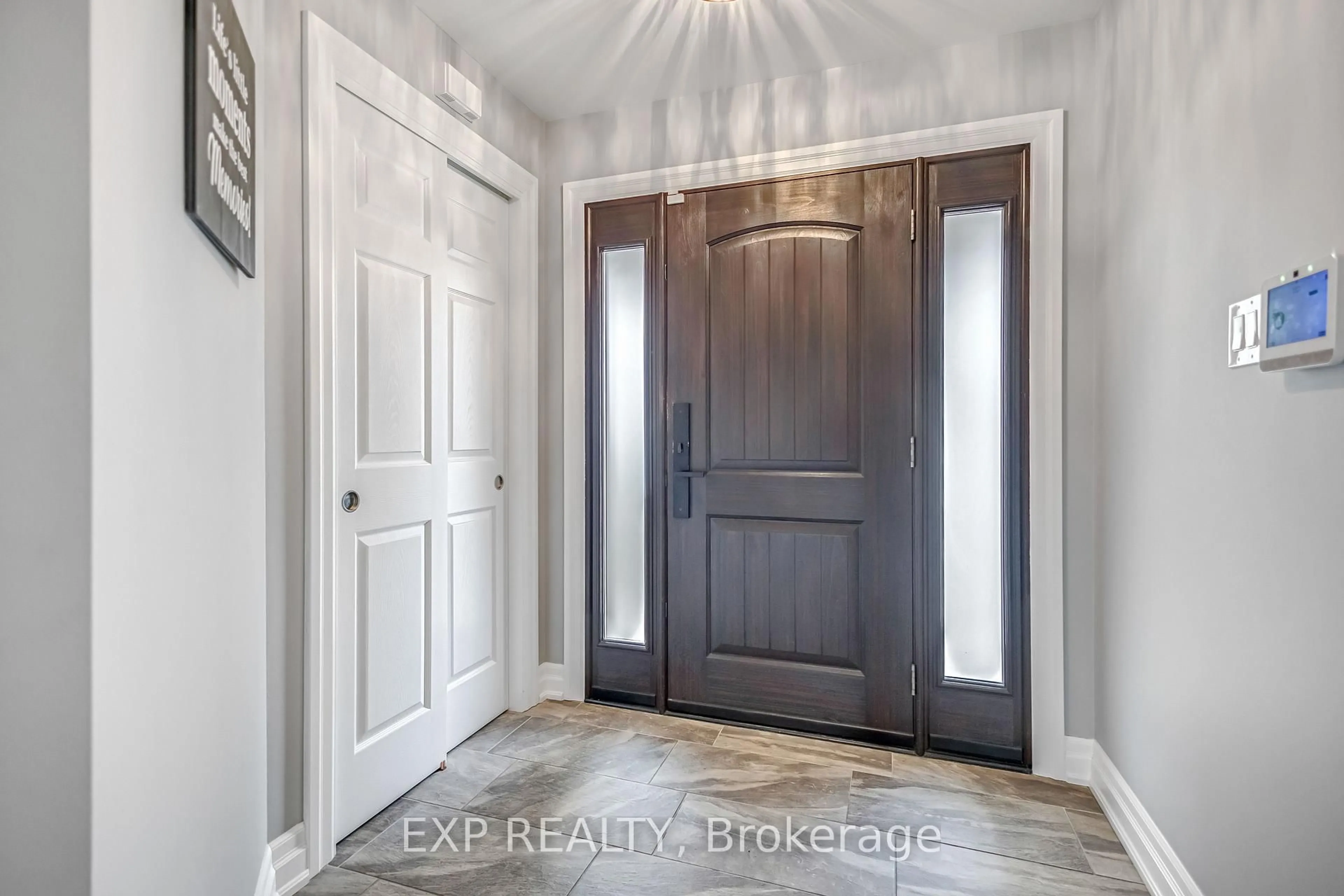 Indoor entryway for 2403 Whitehorn Dr, Burlington Ontario L7L 7N4