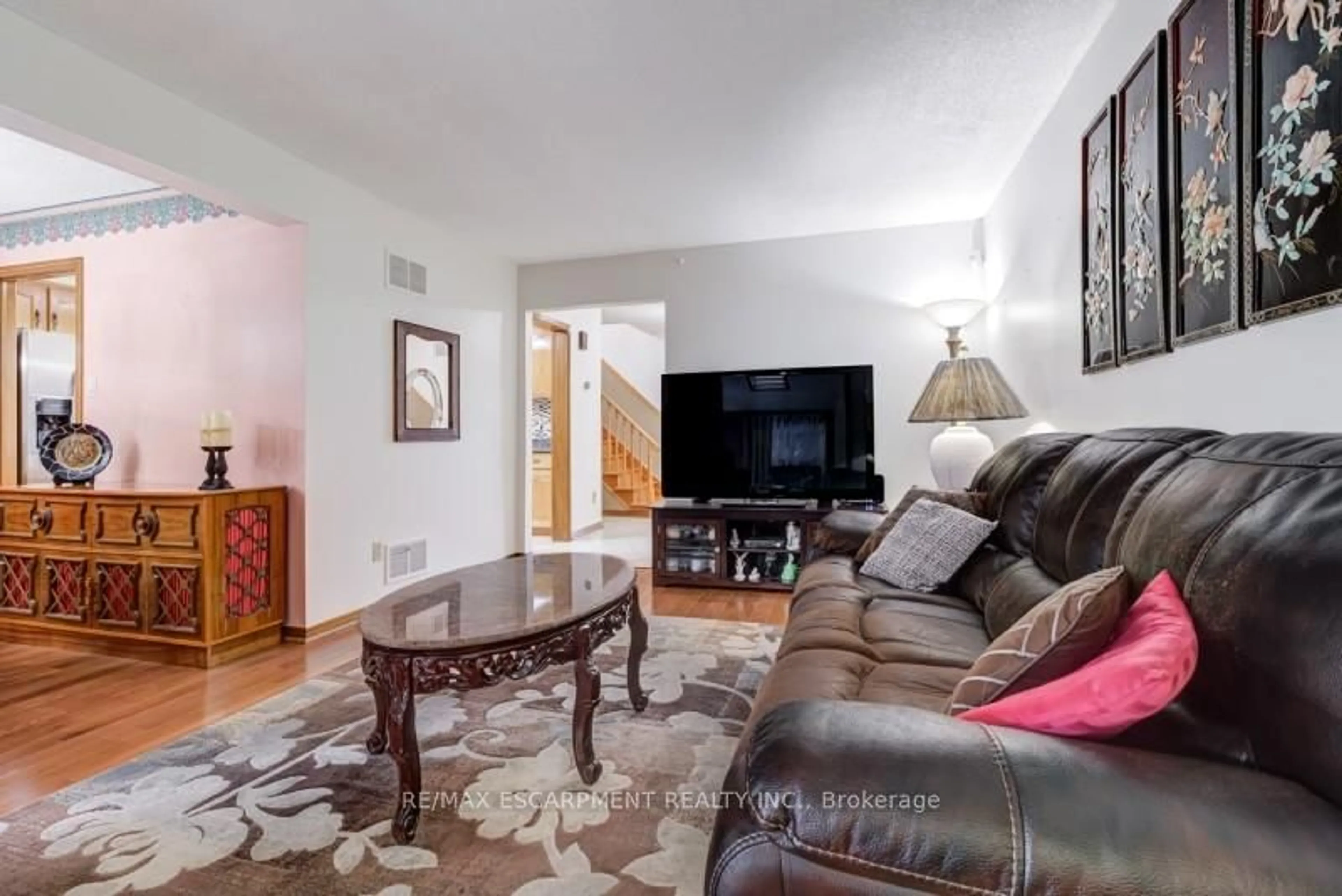 Living room with furniture, unknown for 94 Bremen Lane, Mississauga Ontario L5M 2N5