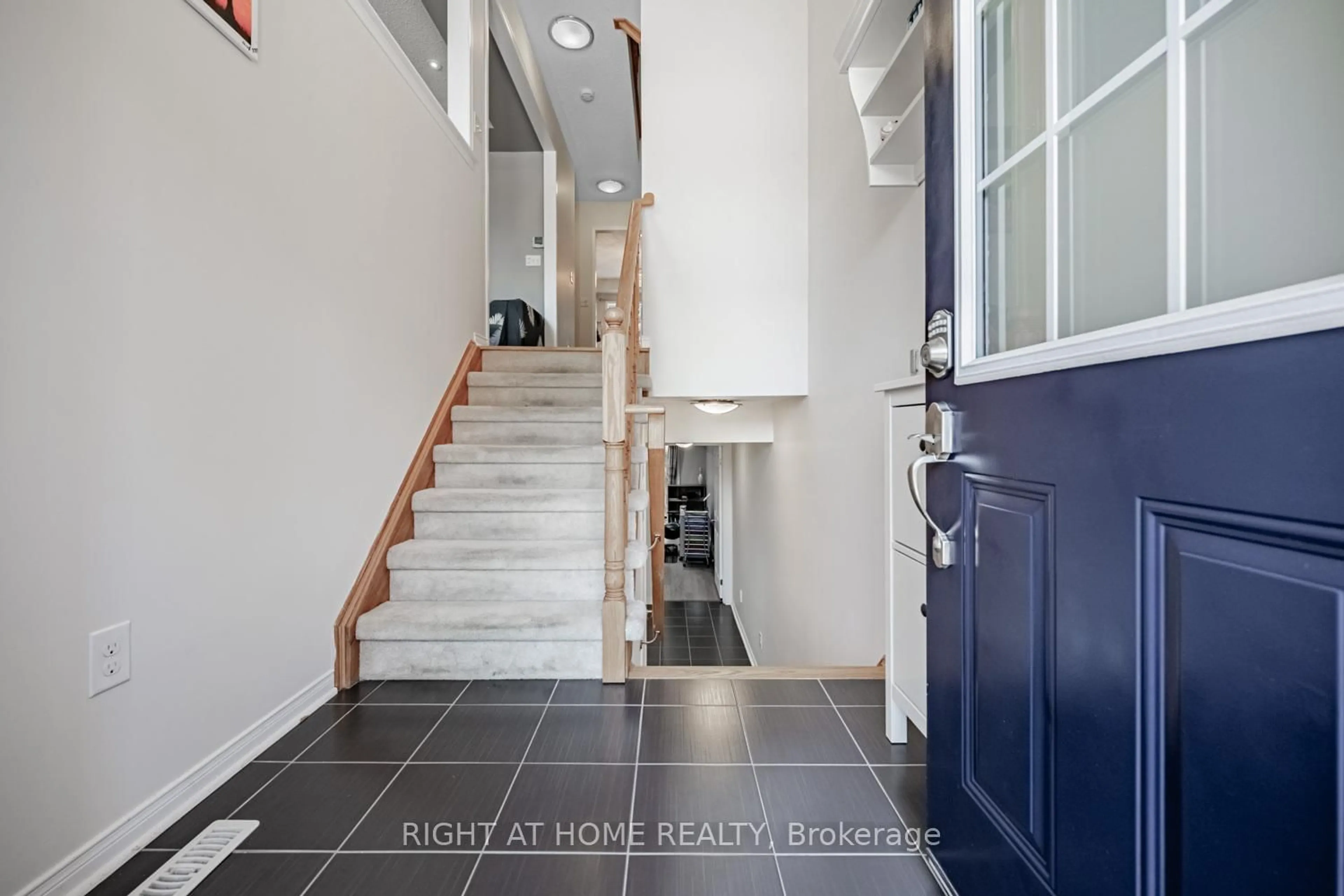 Indoor entryway for 33 Promenade Tr, Halton Hills Ontario L7G 0G8