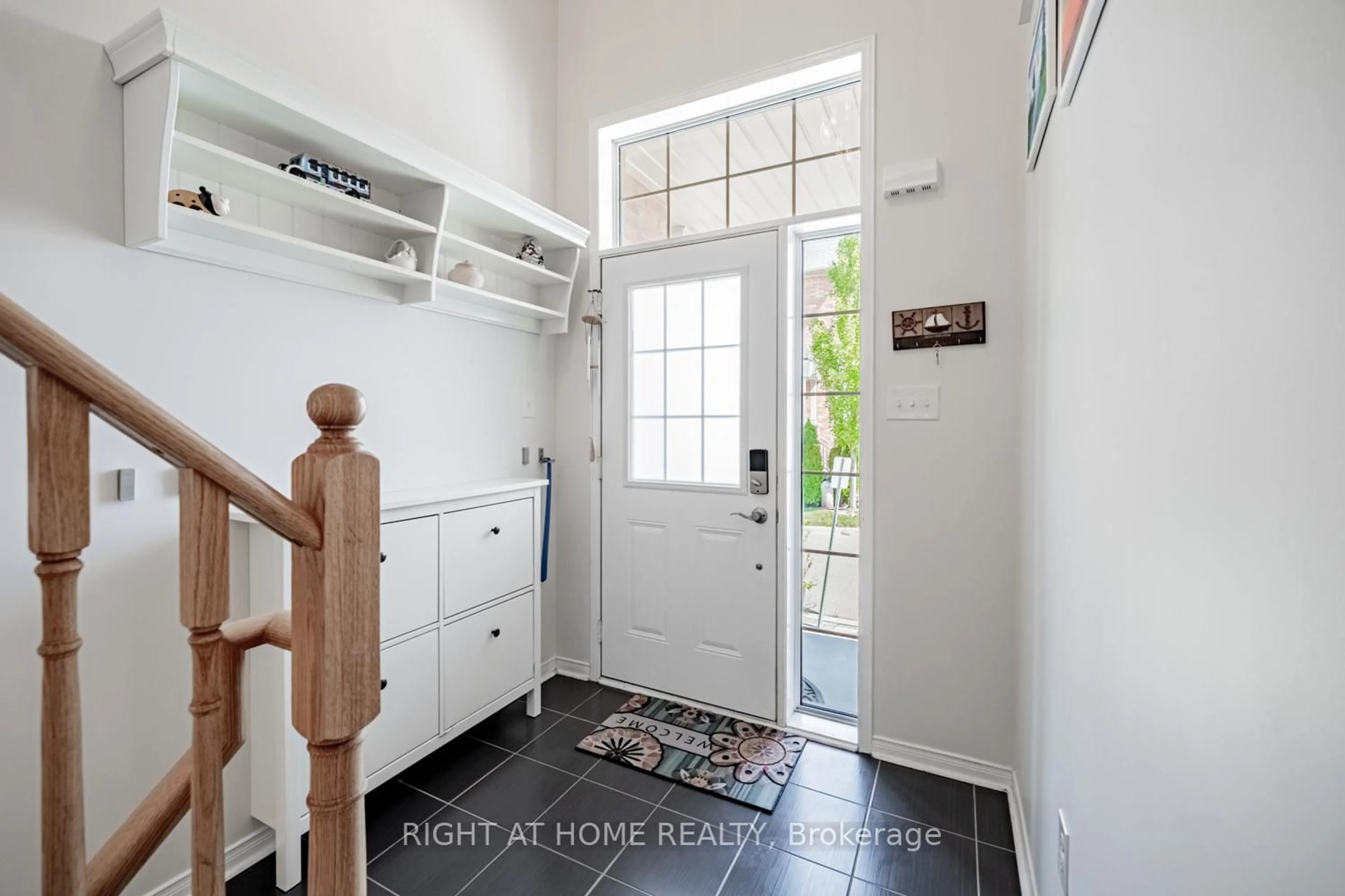 Indoor entryway for 33 Promenade Tr, Halton Hills Ontario L7G 0G8