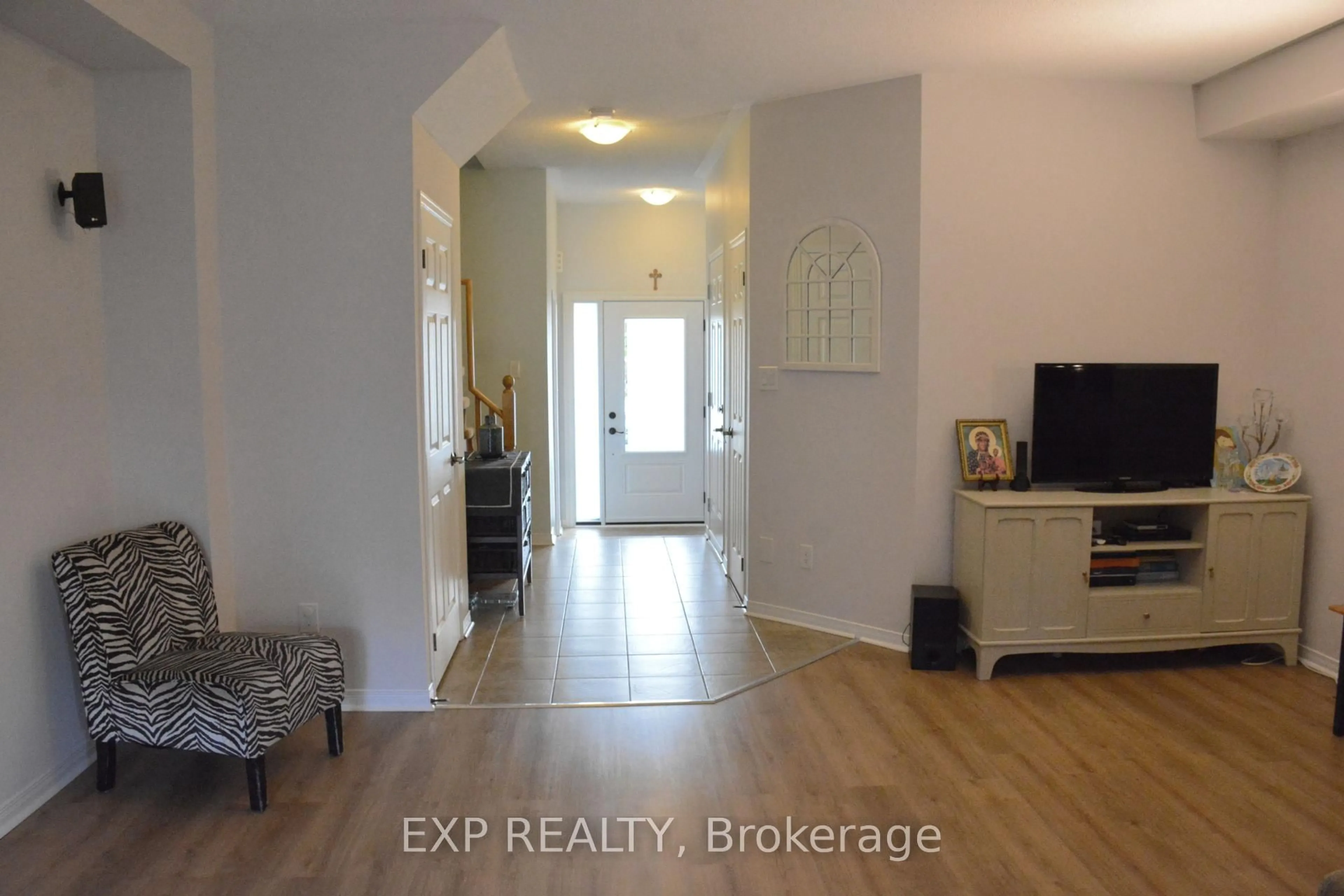 Indoor entryway for 116 Goldham Way, Halton Hills Ontario L7G 0C8