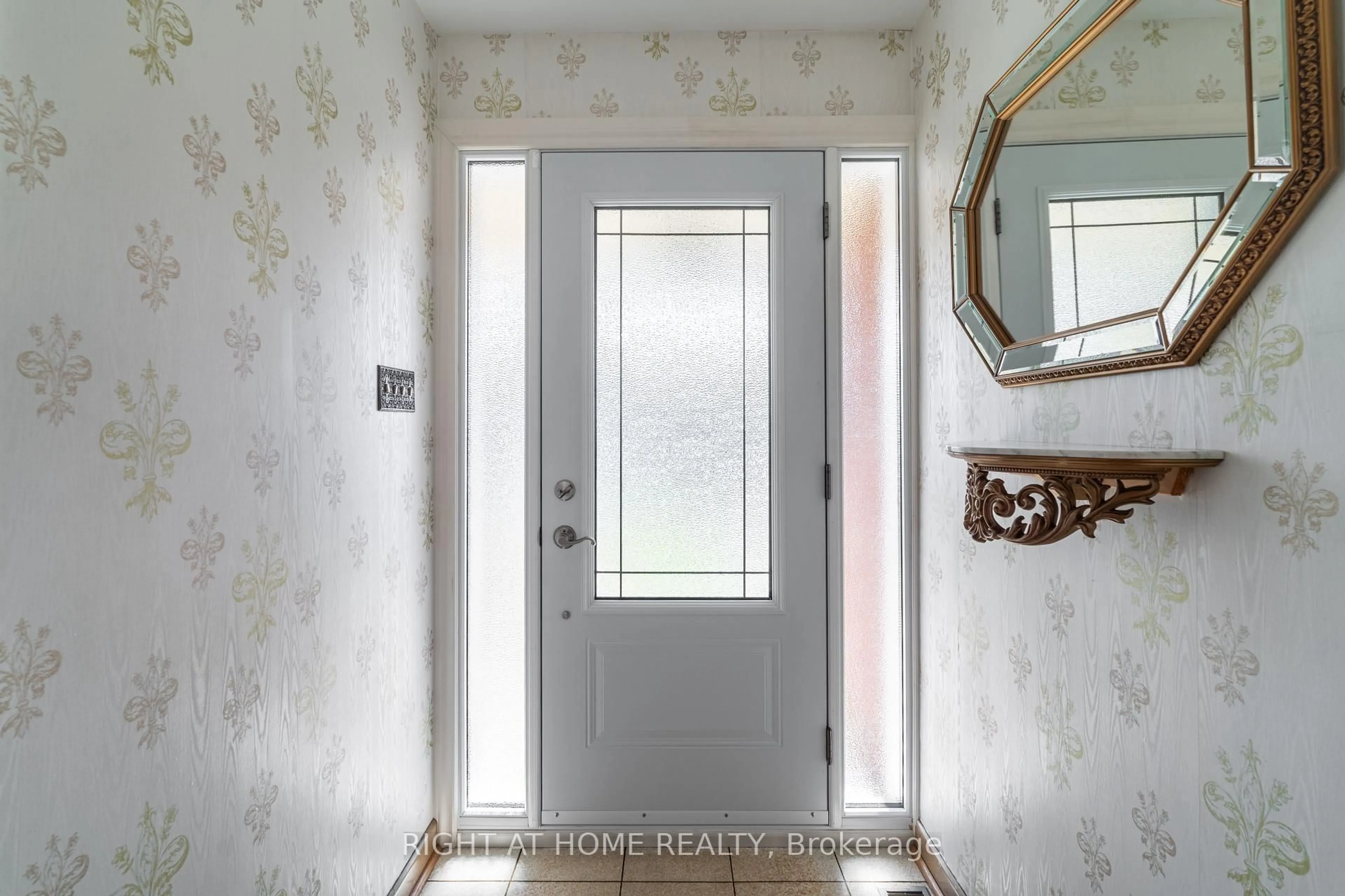 Indoor entryway for 1012 Castlefield Ave, Toronto Ontario M6B 1E3