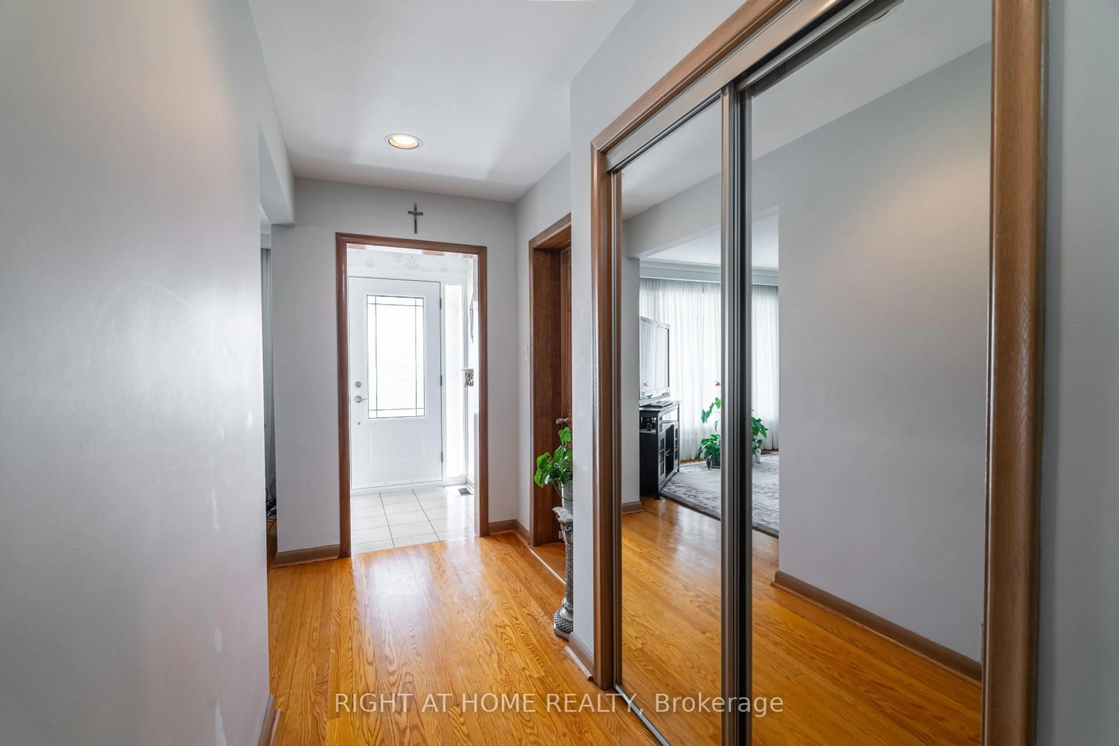 Indoor entryway for 1012 Castlefield Ave, Toronto Ontario M6B 1E3