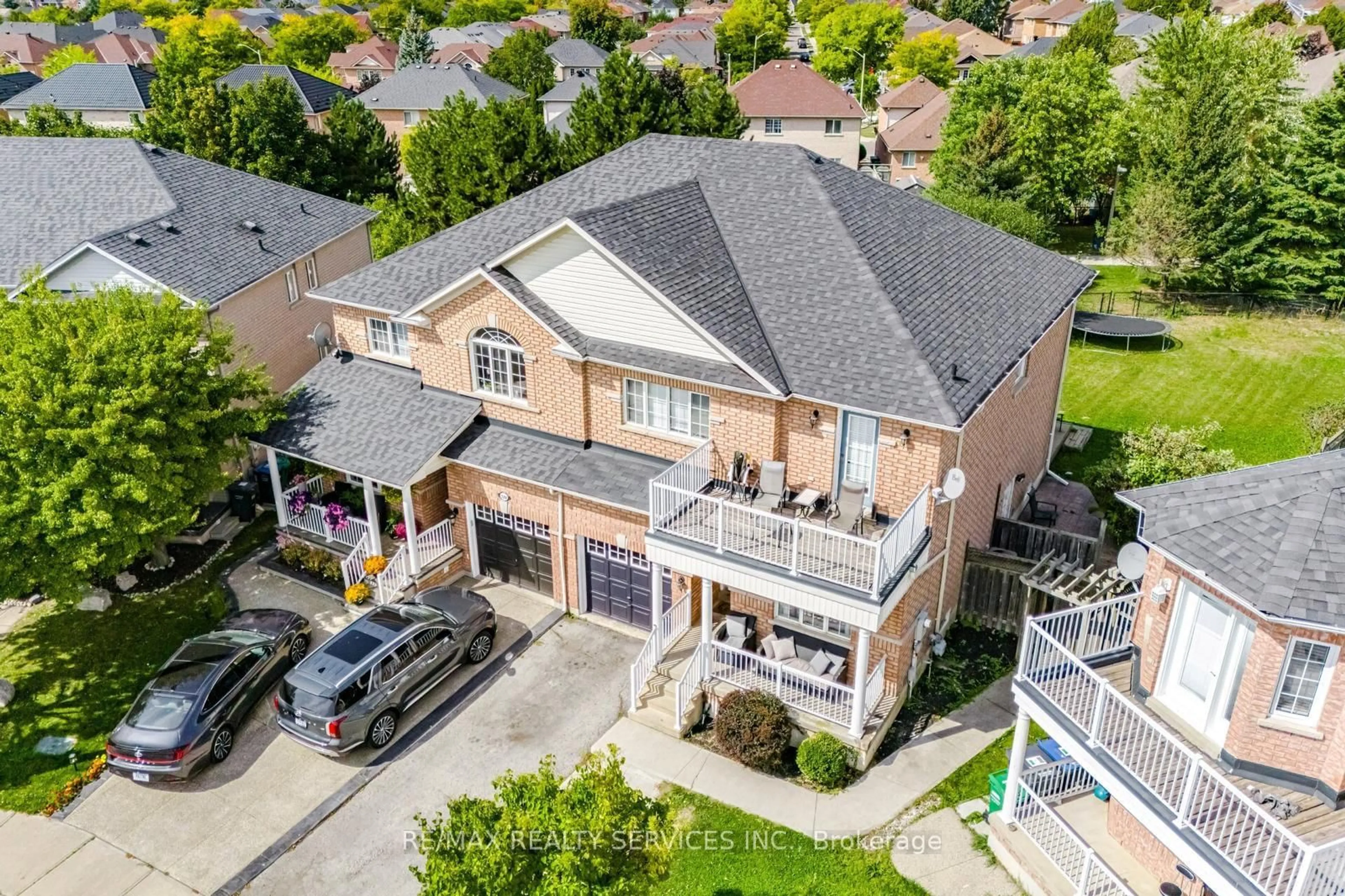 A pic from outside/outdoor area/front of a property/back of a property/a pic from drone, street for 130 Dells Cres, Brampton Ontario L7A 2X1