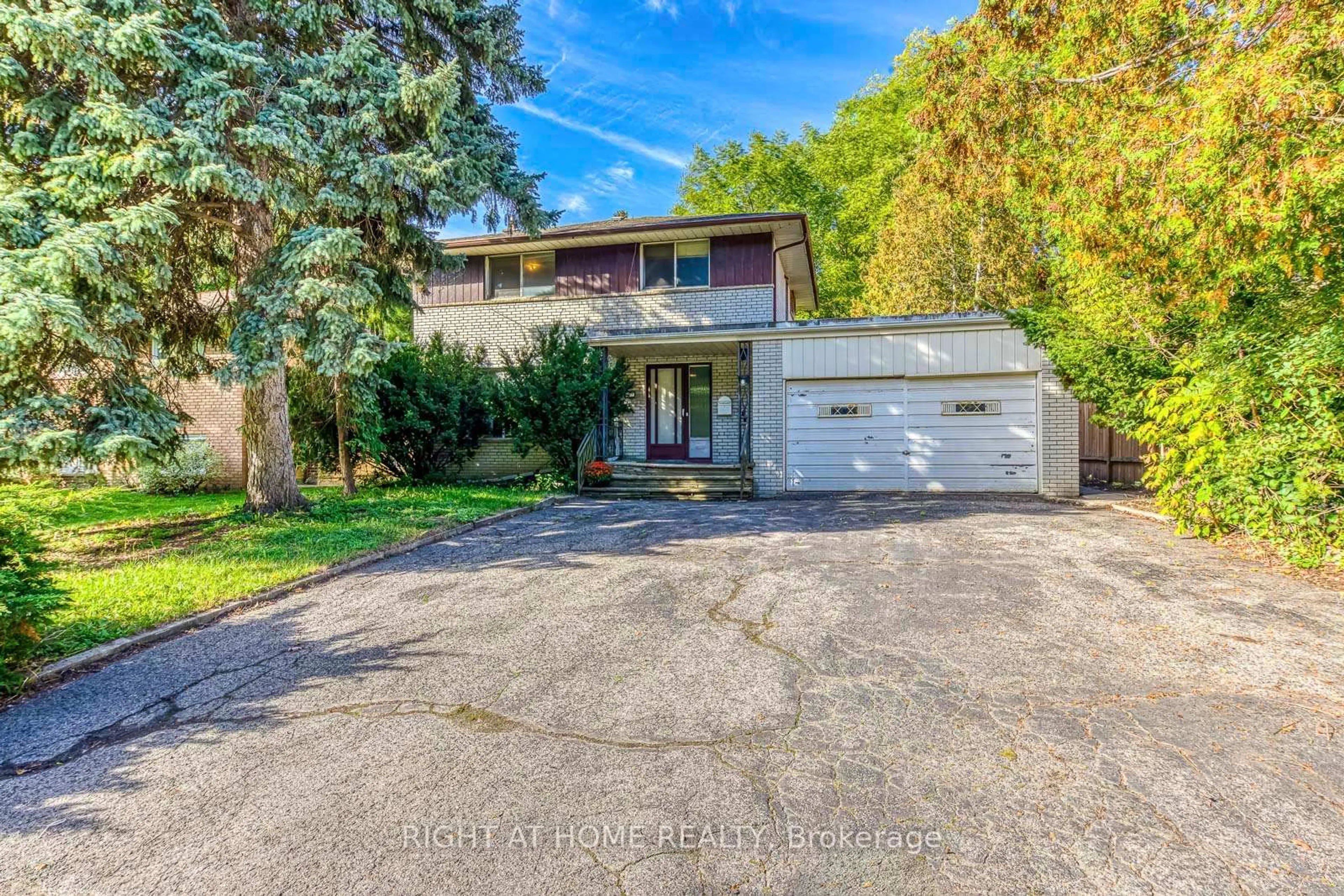 A pic from outside/outdoor area/front of a property/back of a property/a pic from drone, street for 2572 Islington Ave, Toronto Ontario M9V 2X2