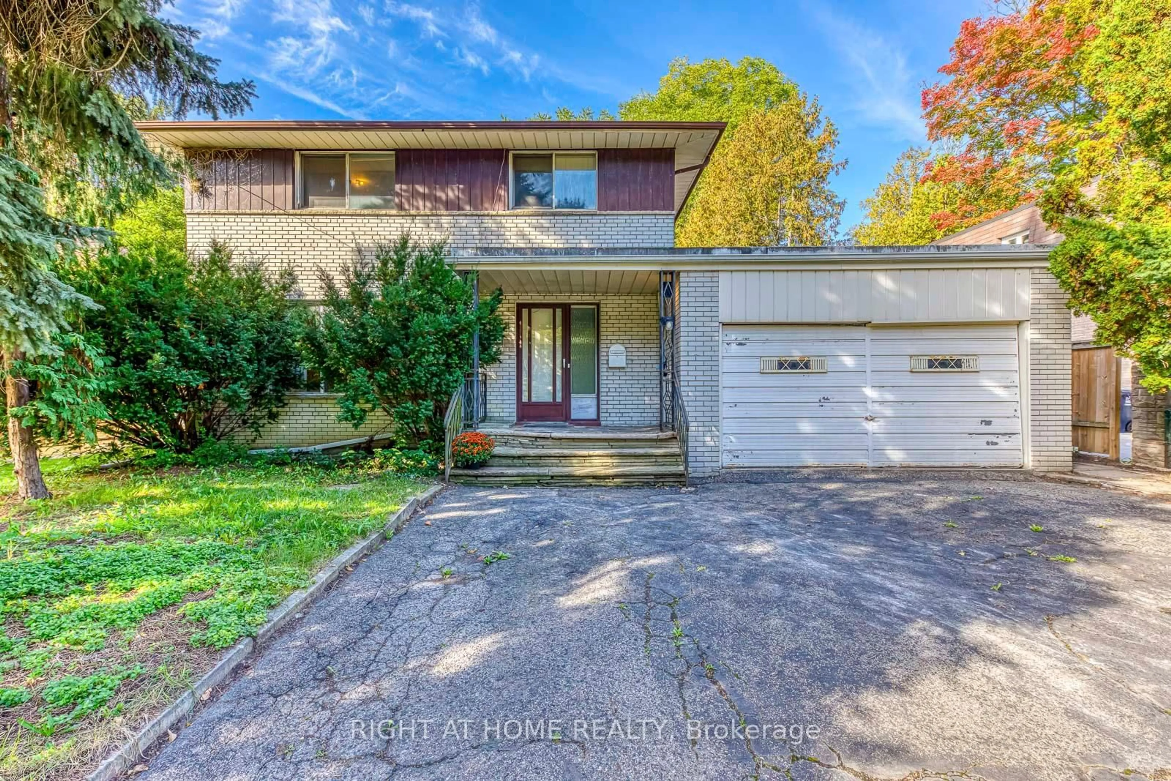 A pic from outside/outdoor area/front of a property/back of a property/a pic from drone, street for 2572 Islington Ave, Toronto Ontario M9V 2X2
