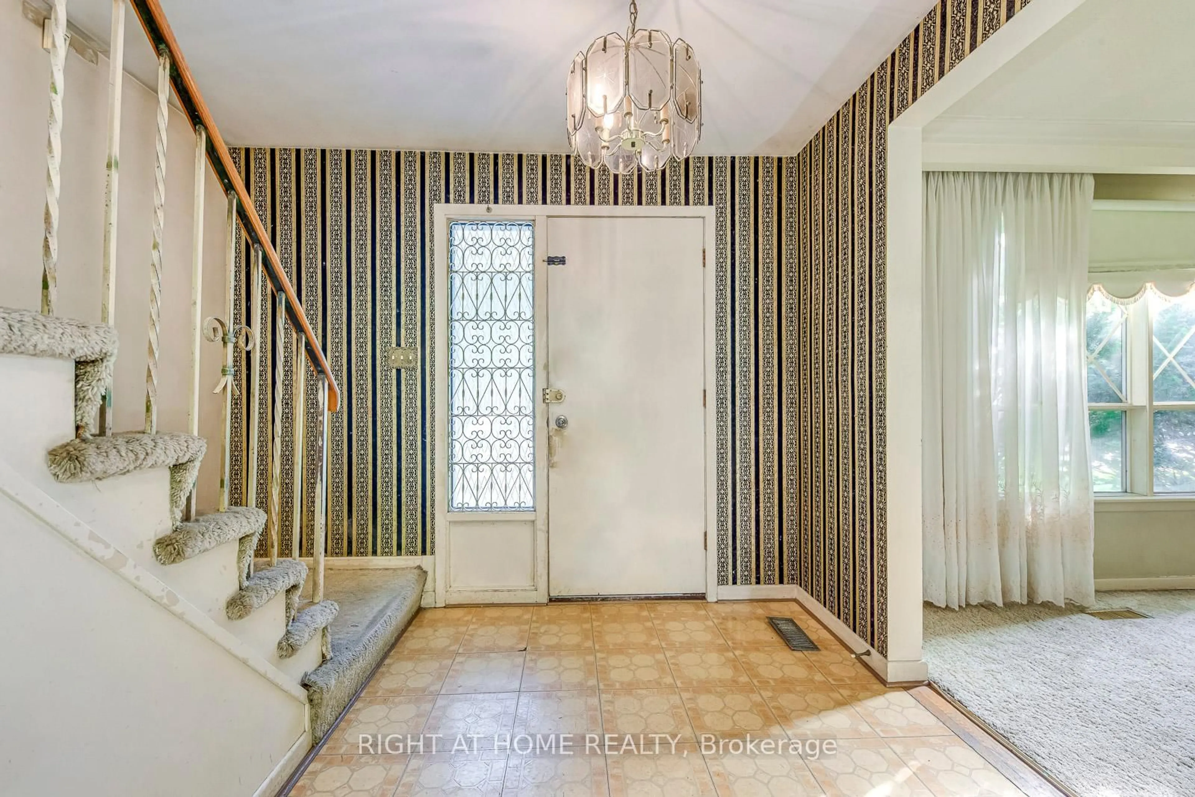 Indoor entryway for 2572 Islington Ave, Toronto Ontario M9V 2X2