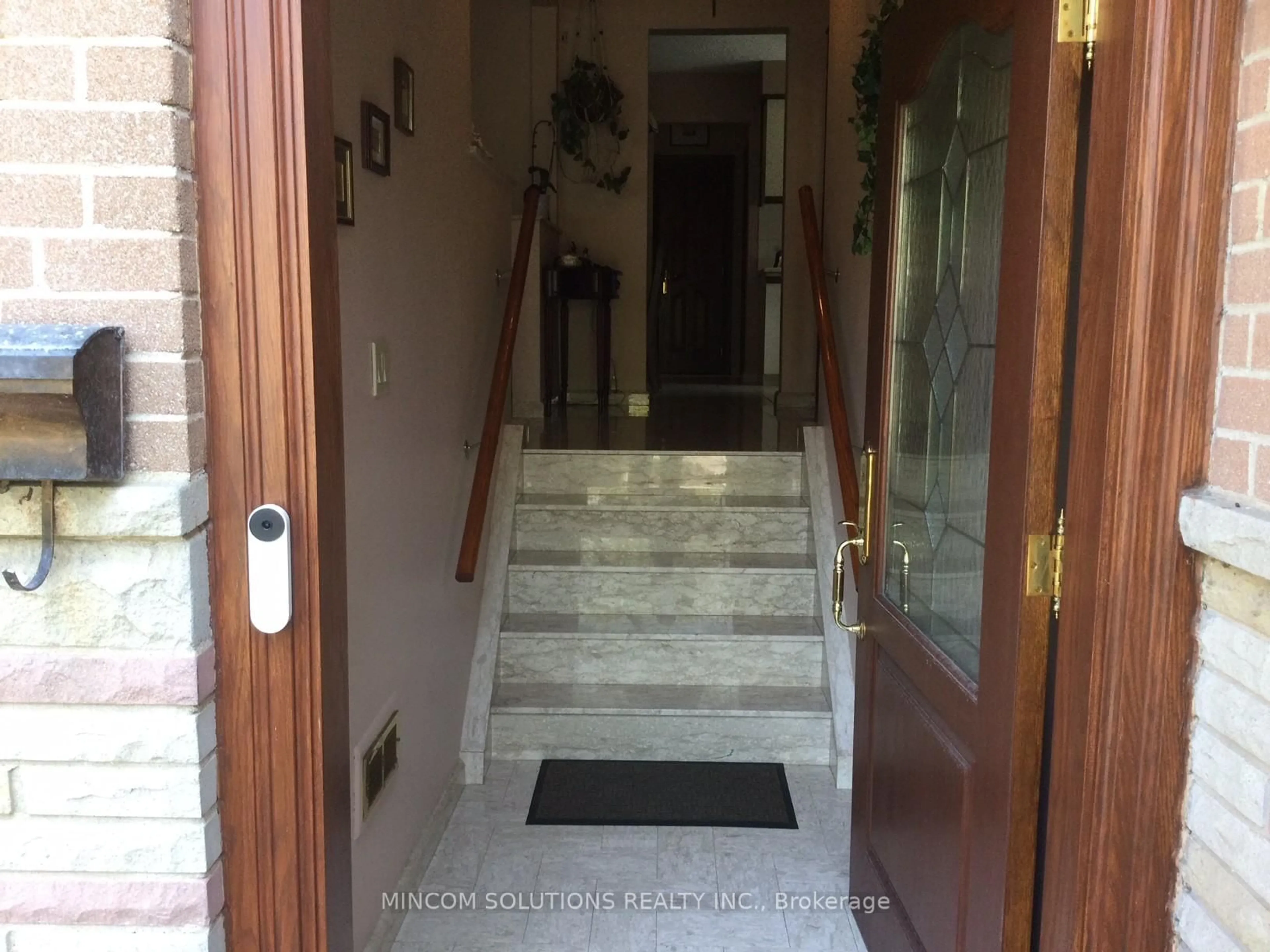 Indoor foyer for 167 Kingsview Blvd, Toronto Ontario M9R 1V7
