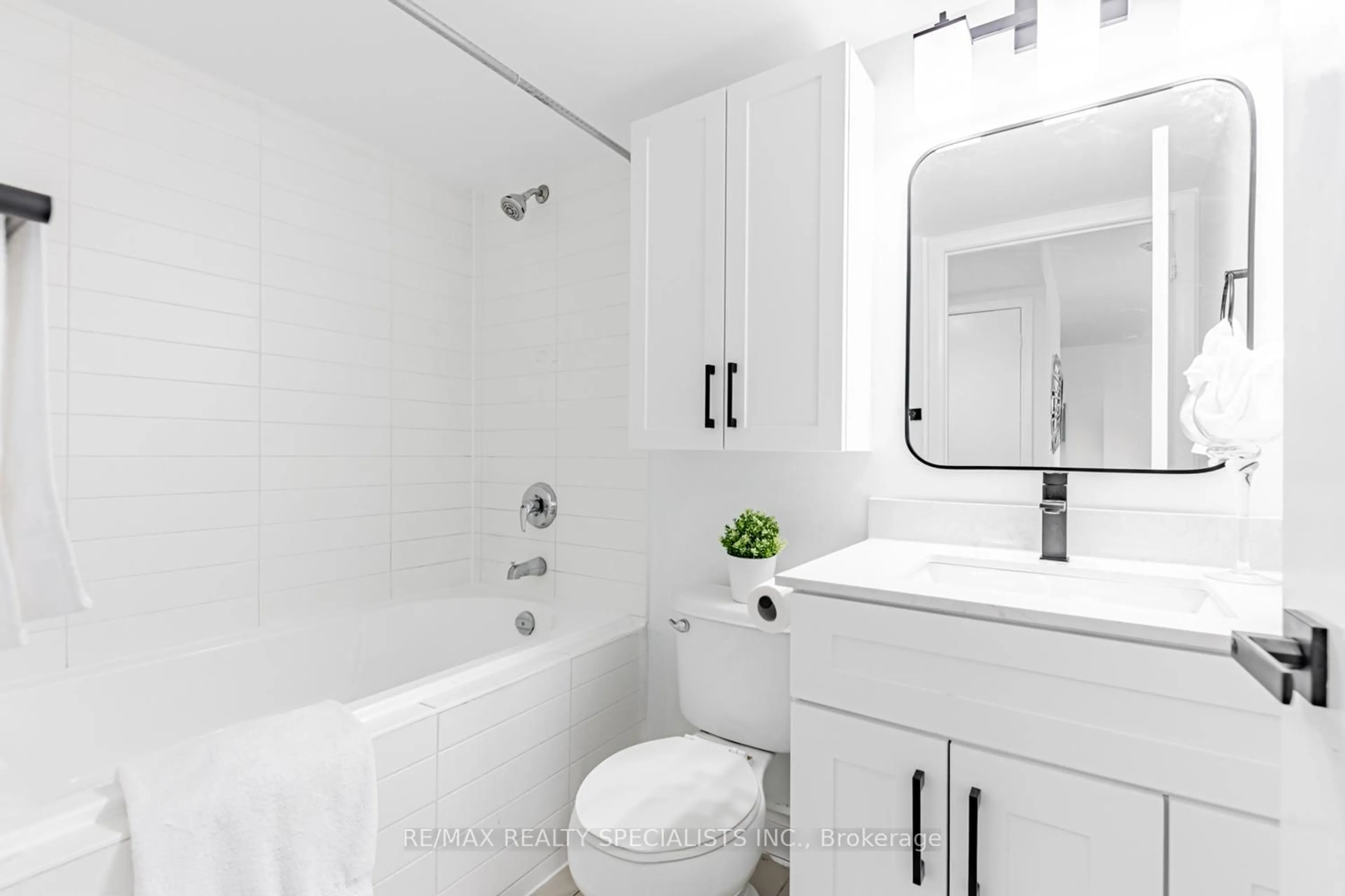 Standard bathroom, ceramic/tile floor for 155 Legion Rd #1714, Toronto Ontario M8Y 0A7