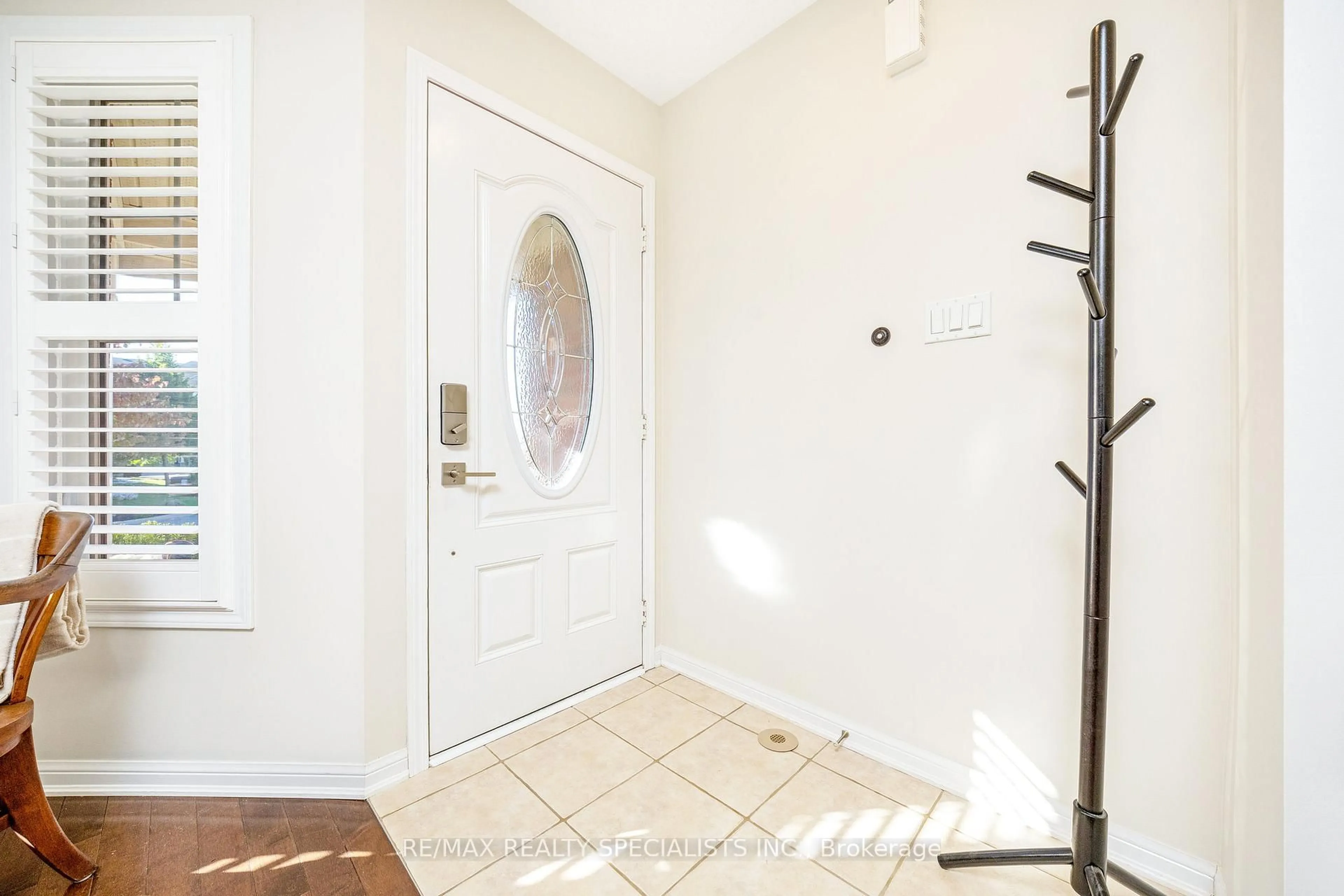 Indoor entryway for 855 FOWLES Crt, Milton Ontario L9T 0Z6
