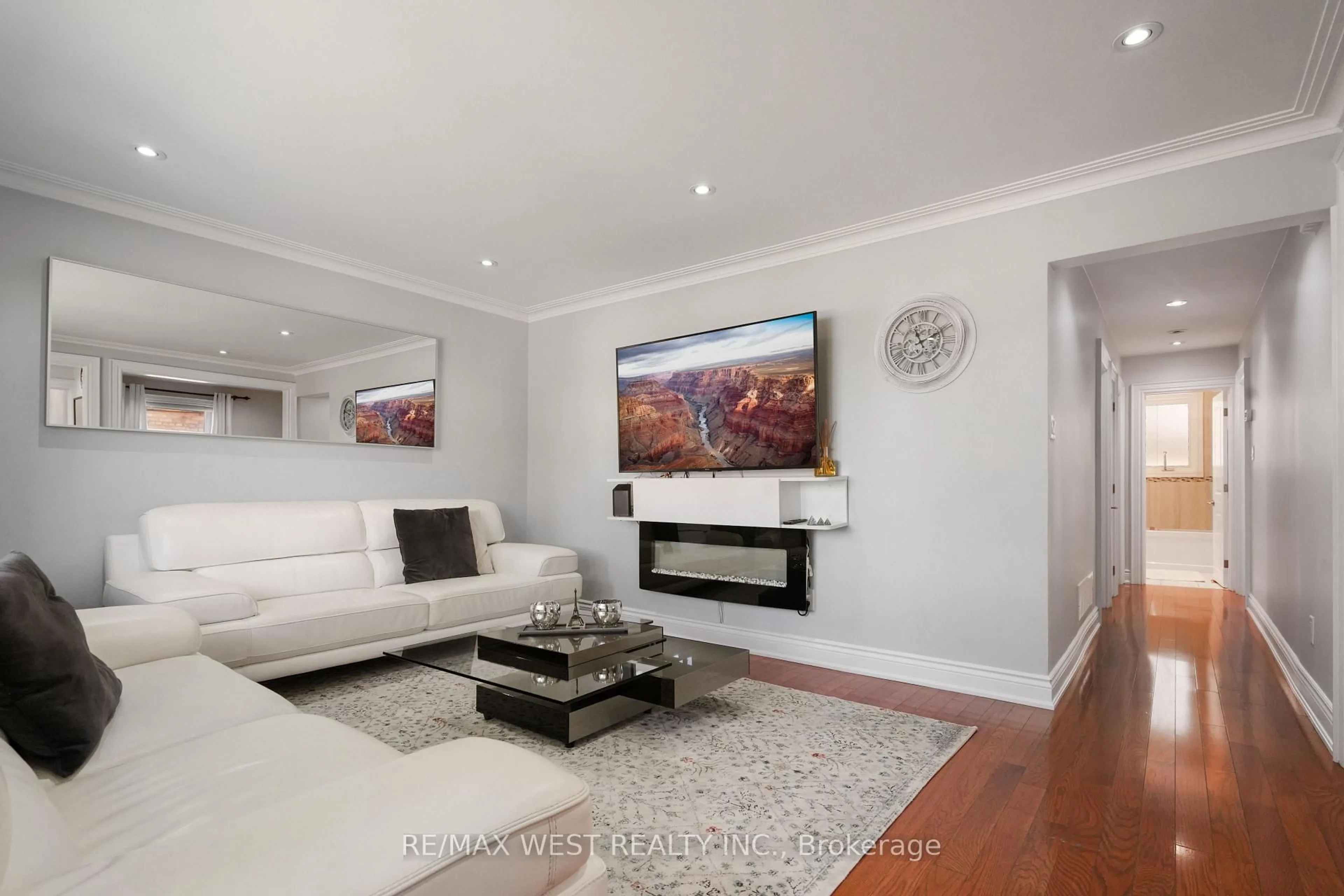 Living room with furniture, unknown for 25 Silvercrest Ave, Toronto Ontario M8W 2S3