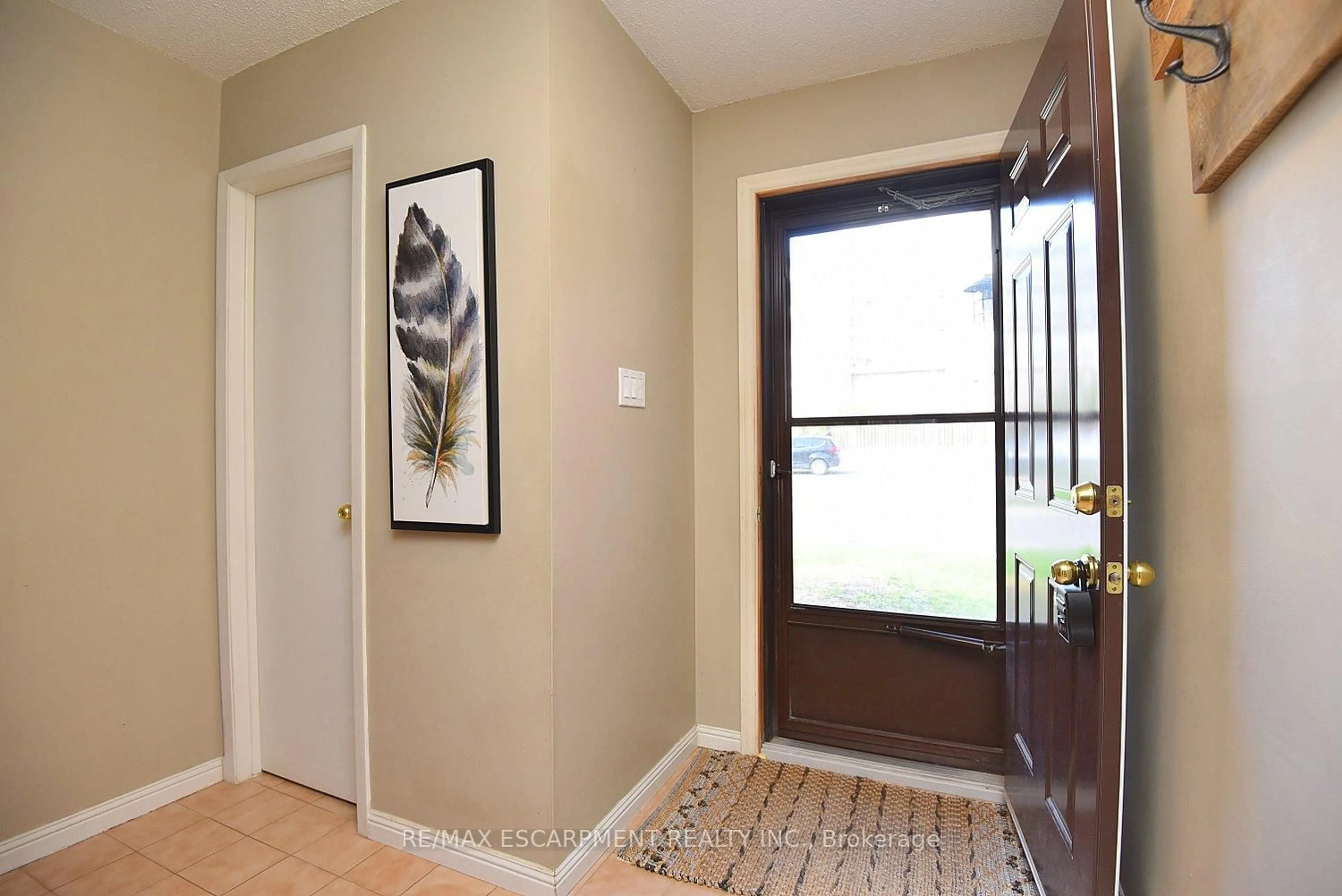 Indoor entryway for 1501 Ester Dr, Burlington Ontario L7P 1L5