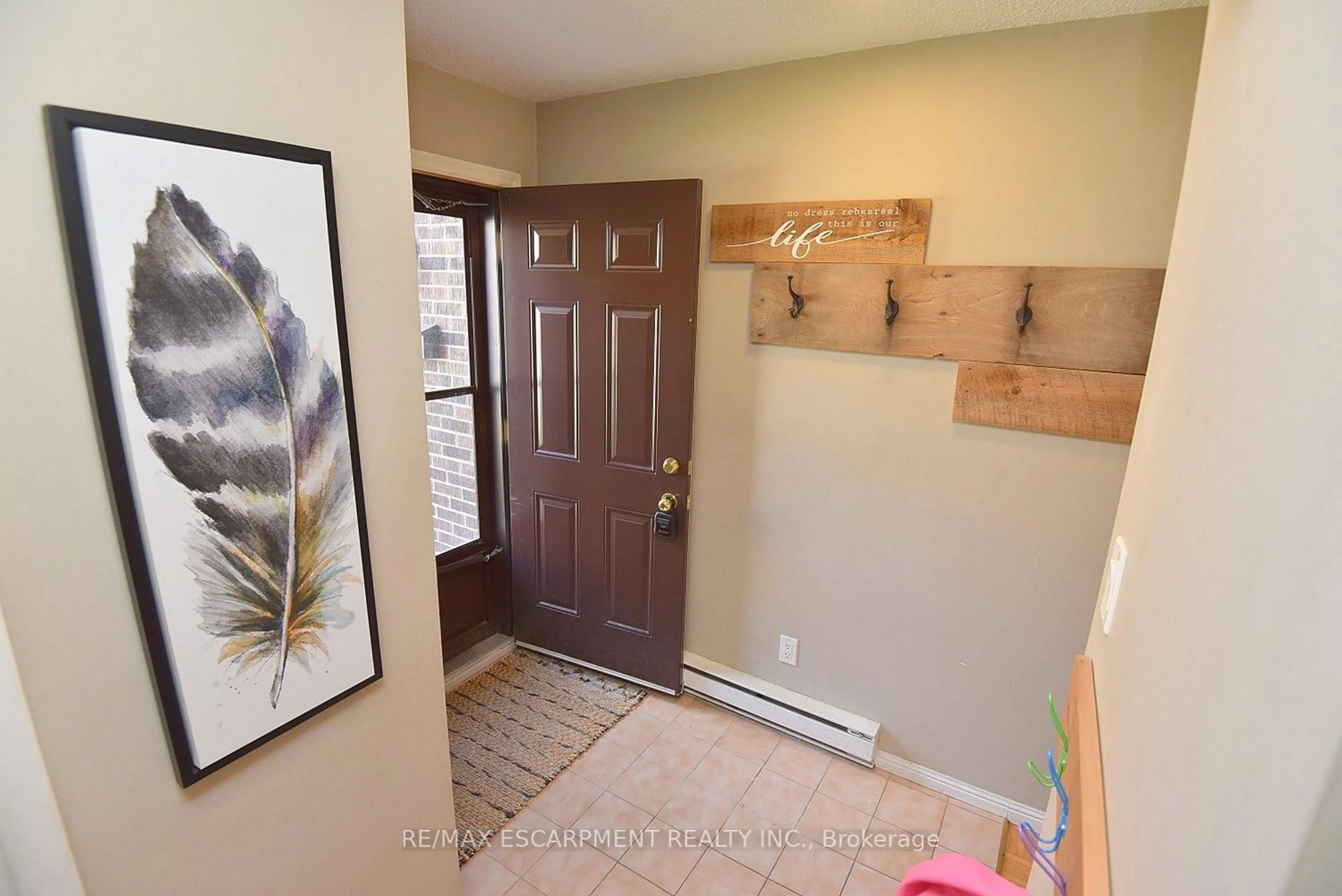 Indoor entryway for 1501 Ester Dr, Burlington Ontario L7P 1L5