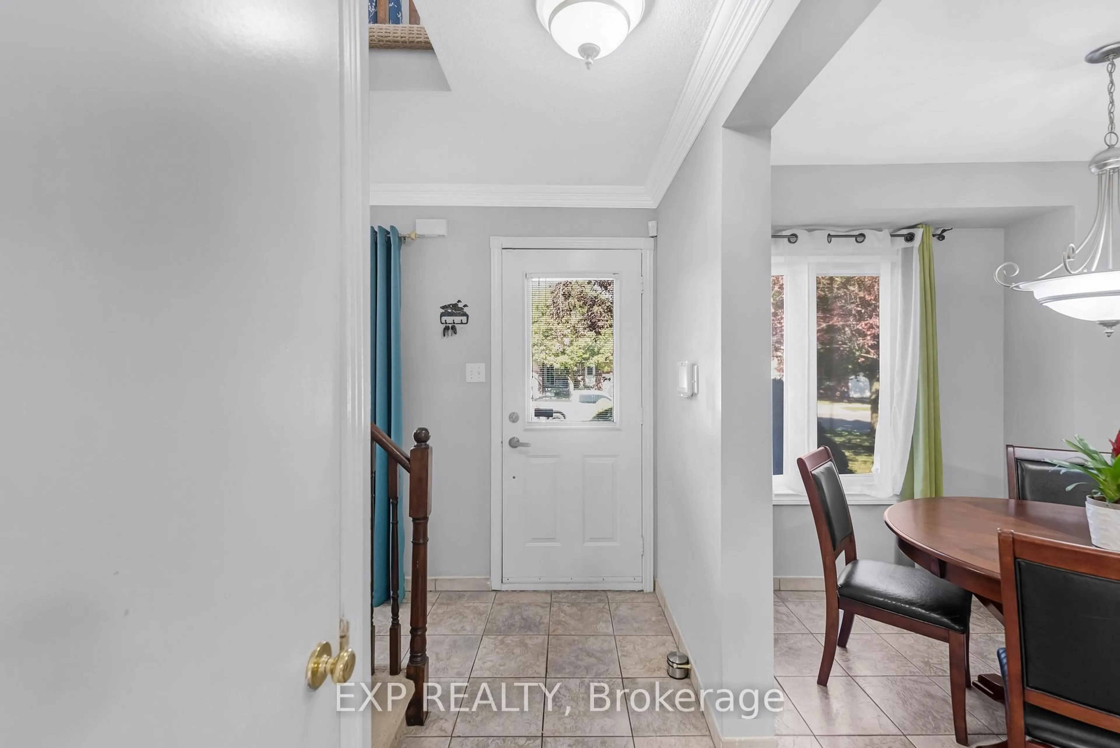 Indoor entryway for 148 Taylorwood Ave, Caledon Ontario L7E 1H8