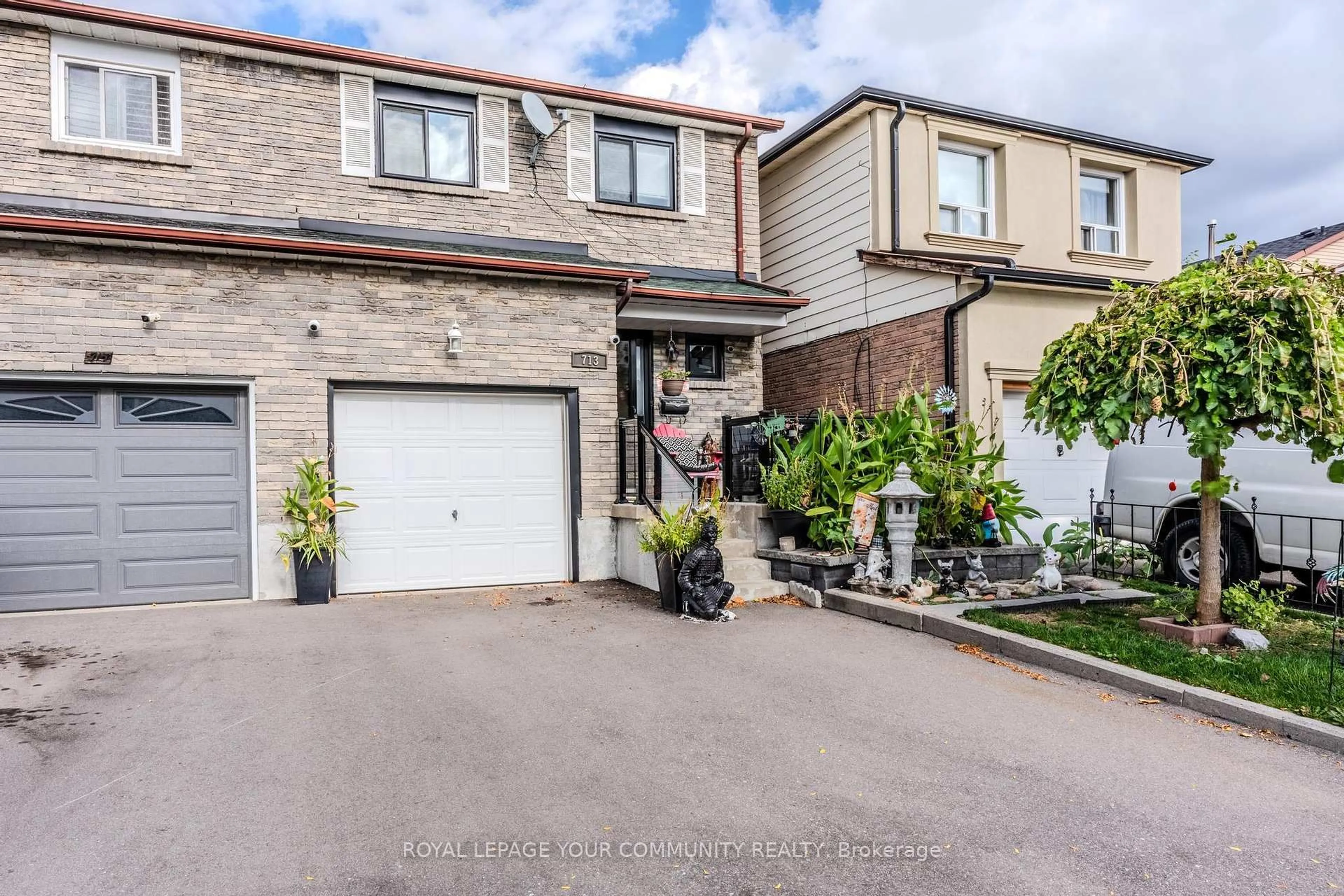 Home with brick exterior material, street for 713 Ashburnha Pl, Mississauga Ontario L5C 3W5