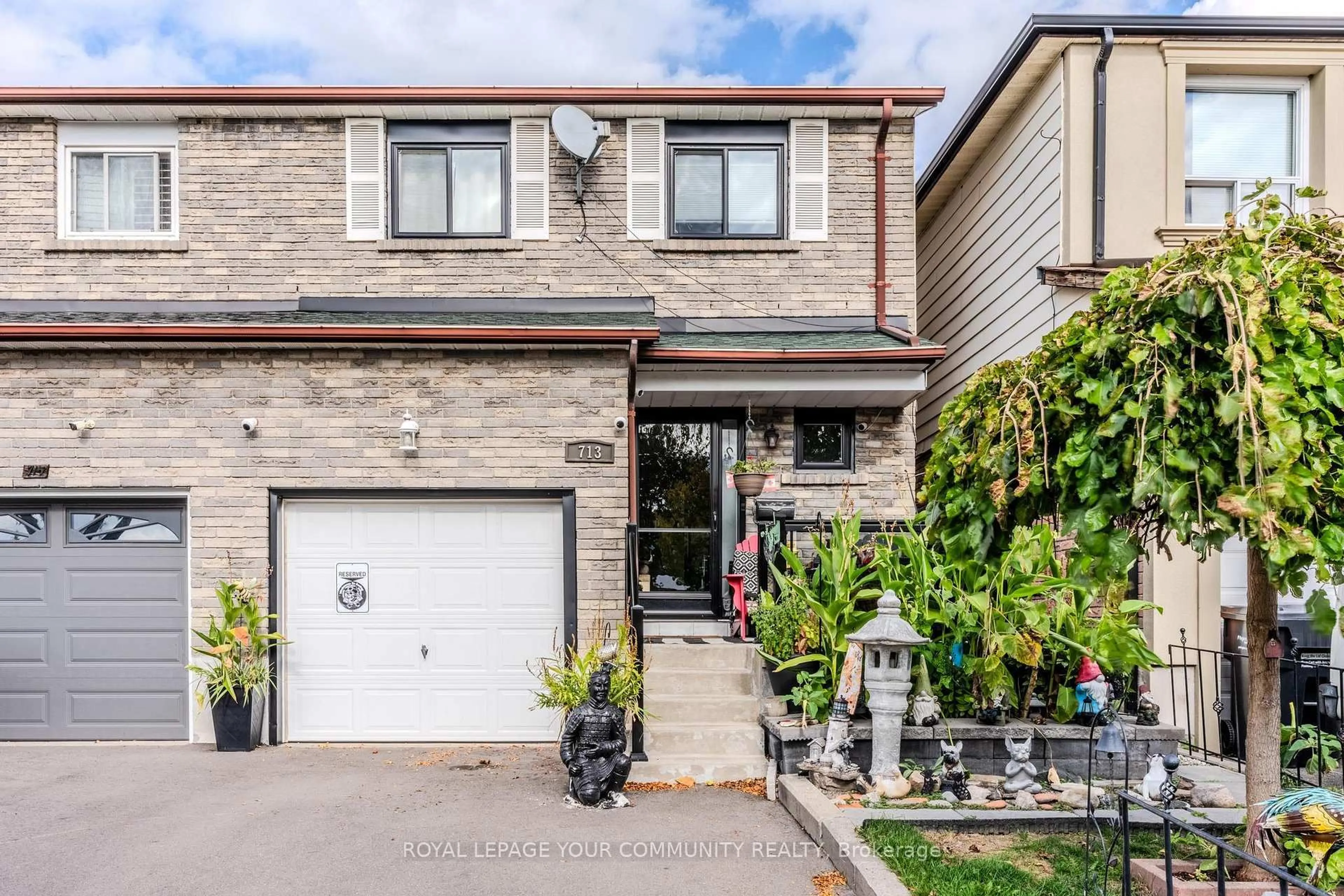 Home with brick exterior material, street for 713 Ashburnha Pl, Mississauga Ontario L5C 3W5
