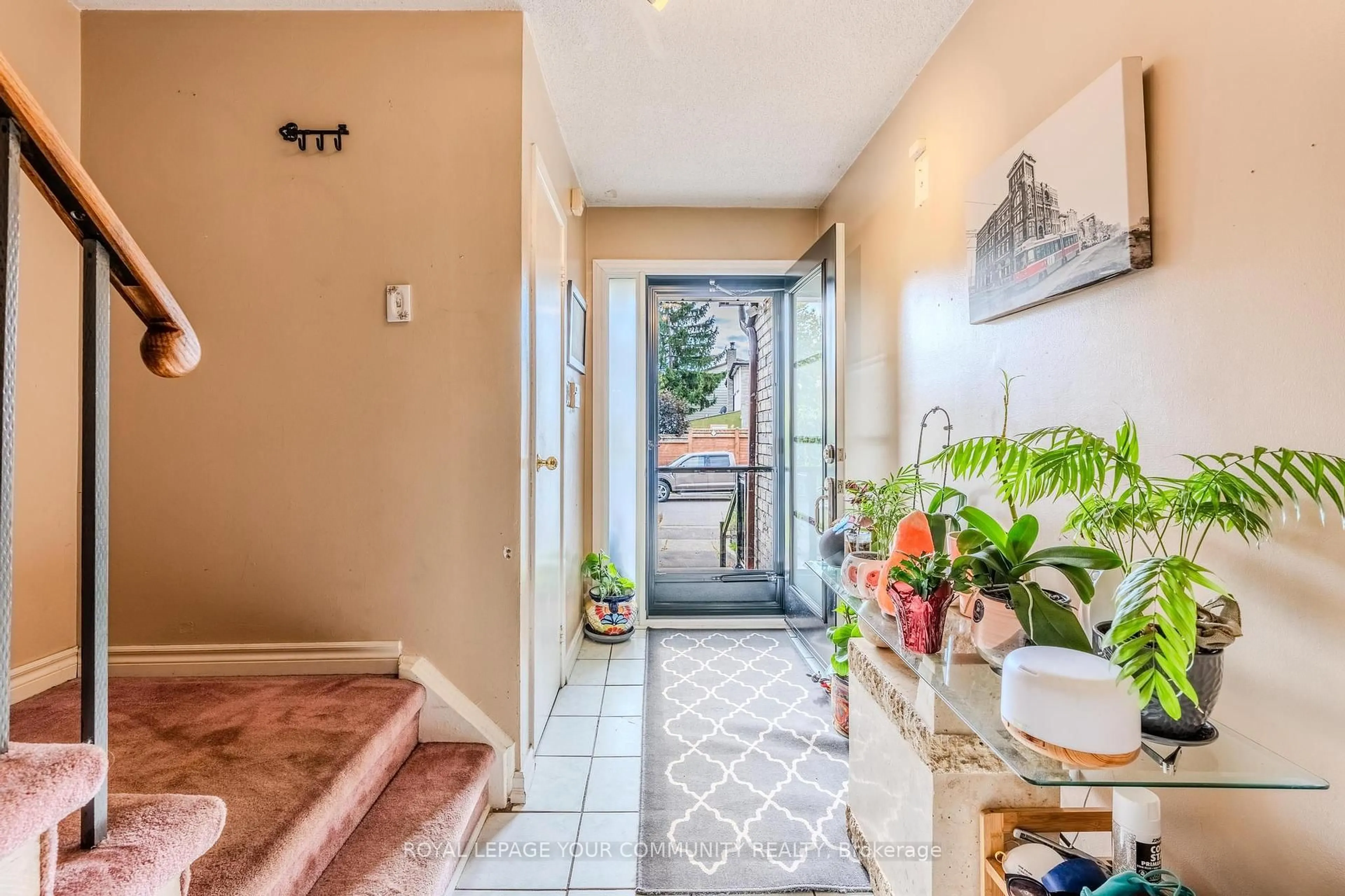Indoor entryway for 713 Ashburnha Pl, Mississauga Ontario L5C 3W5