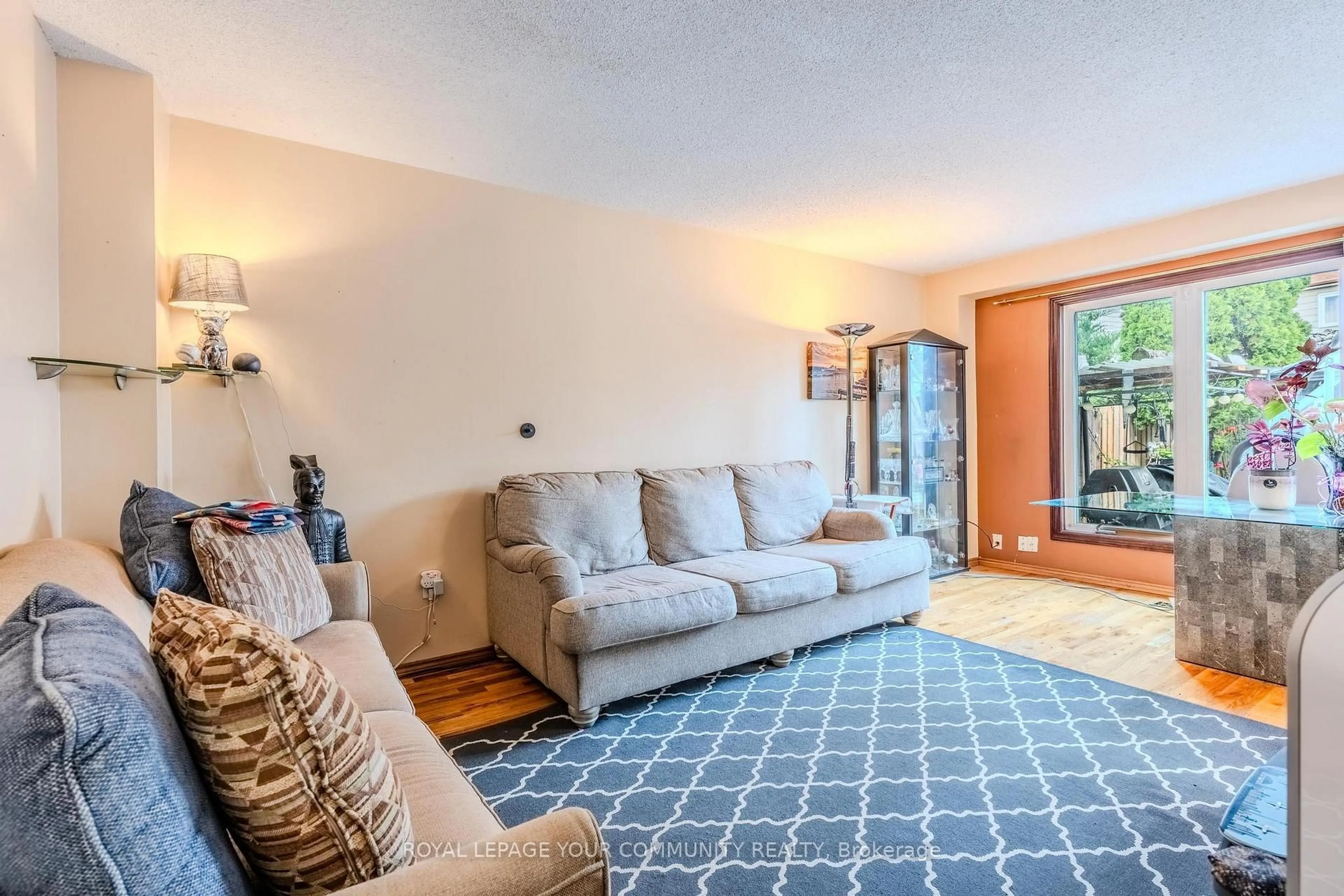 Living room with furniture, unknown for 713 Ashburnha Pl, Mississauga Ontario L5C 3W5