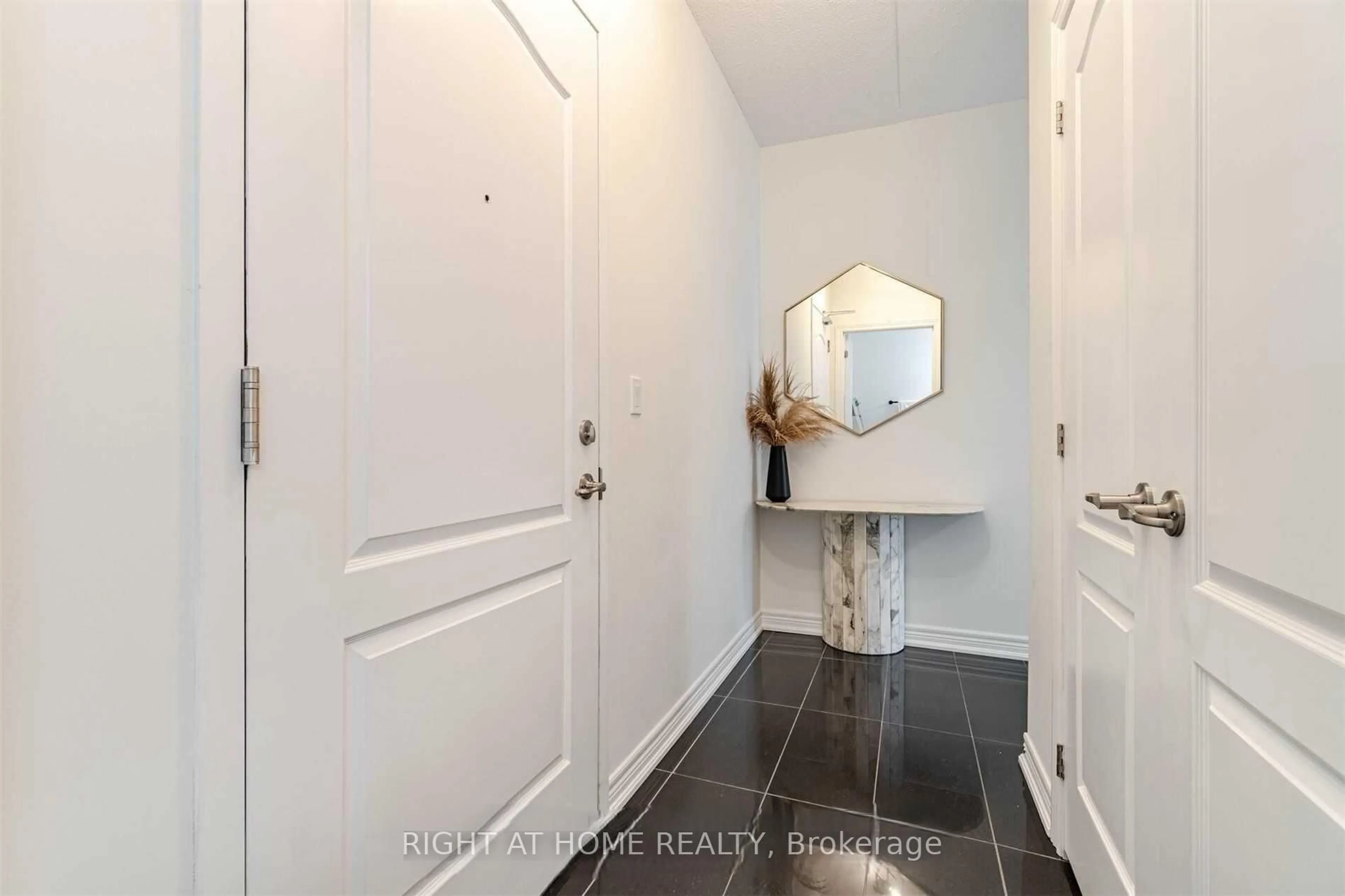 Indoor entryway for 1421 Costigan Rd #512, Milton Ontario L9T 0Y7