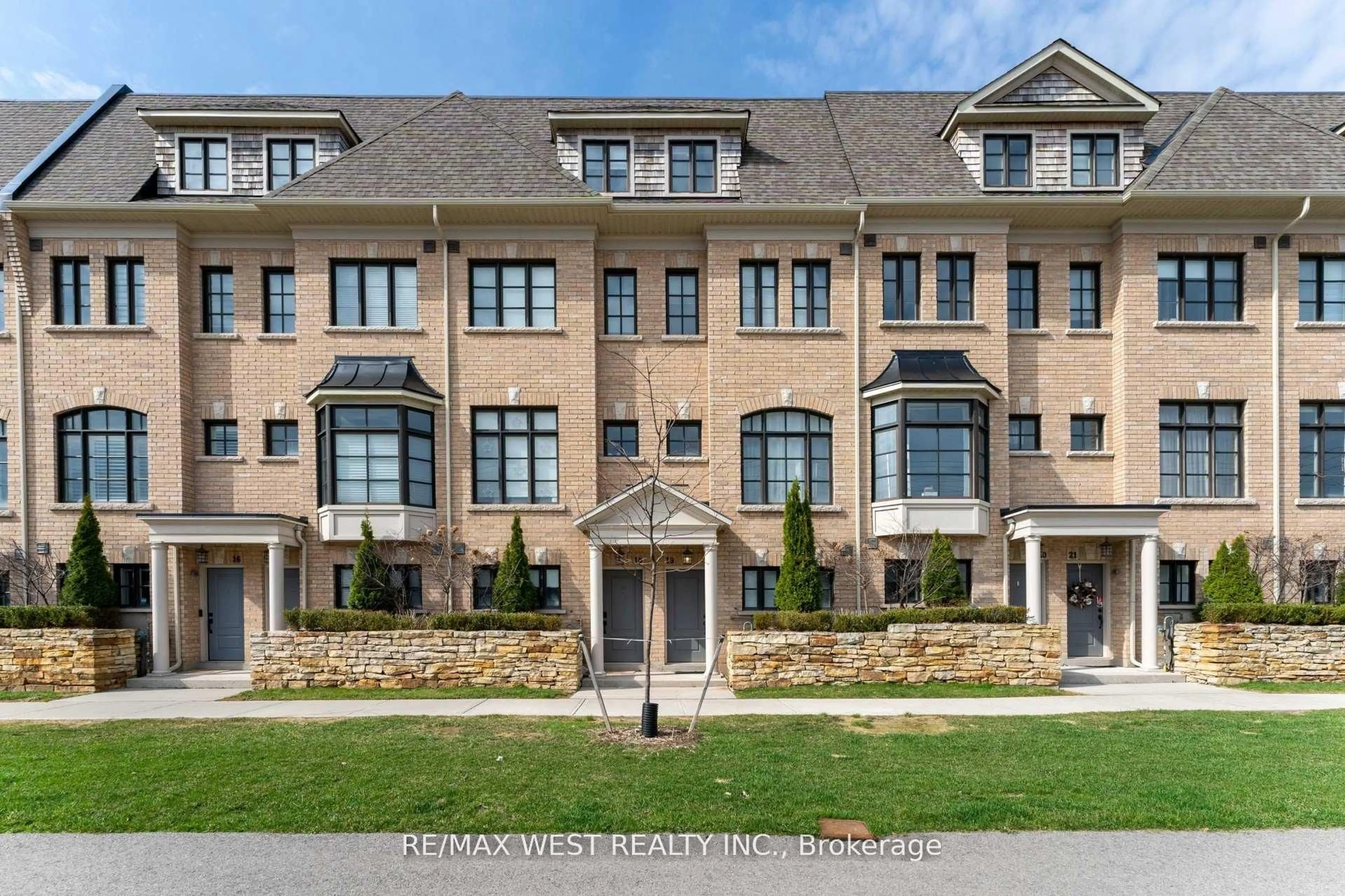 Home with brick exterior material, street for 2172 Trafalgar Rd #19, Oakville Ontario L6H 7H2
