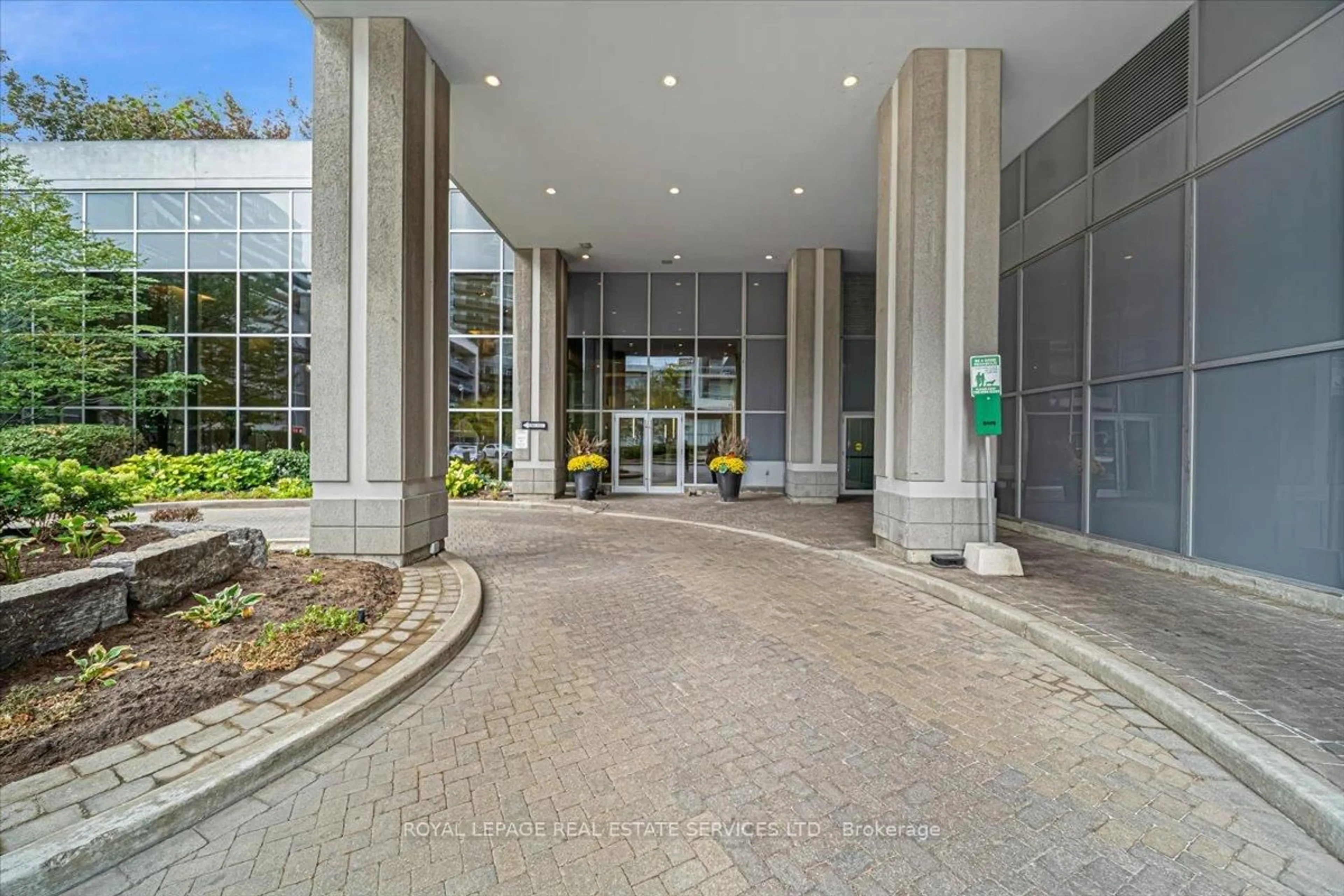 Indoor foyer for 16 Brookers Lane #3507, Toronto Ontario M8V 0A5