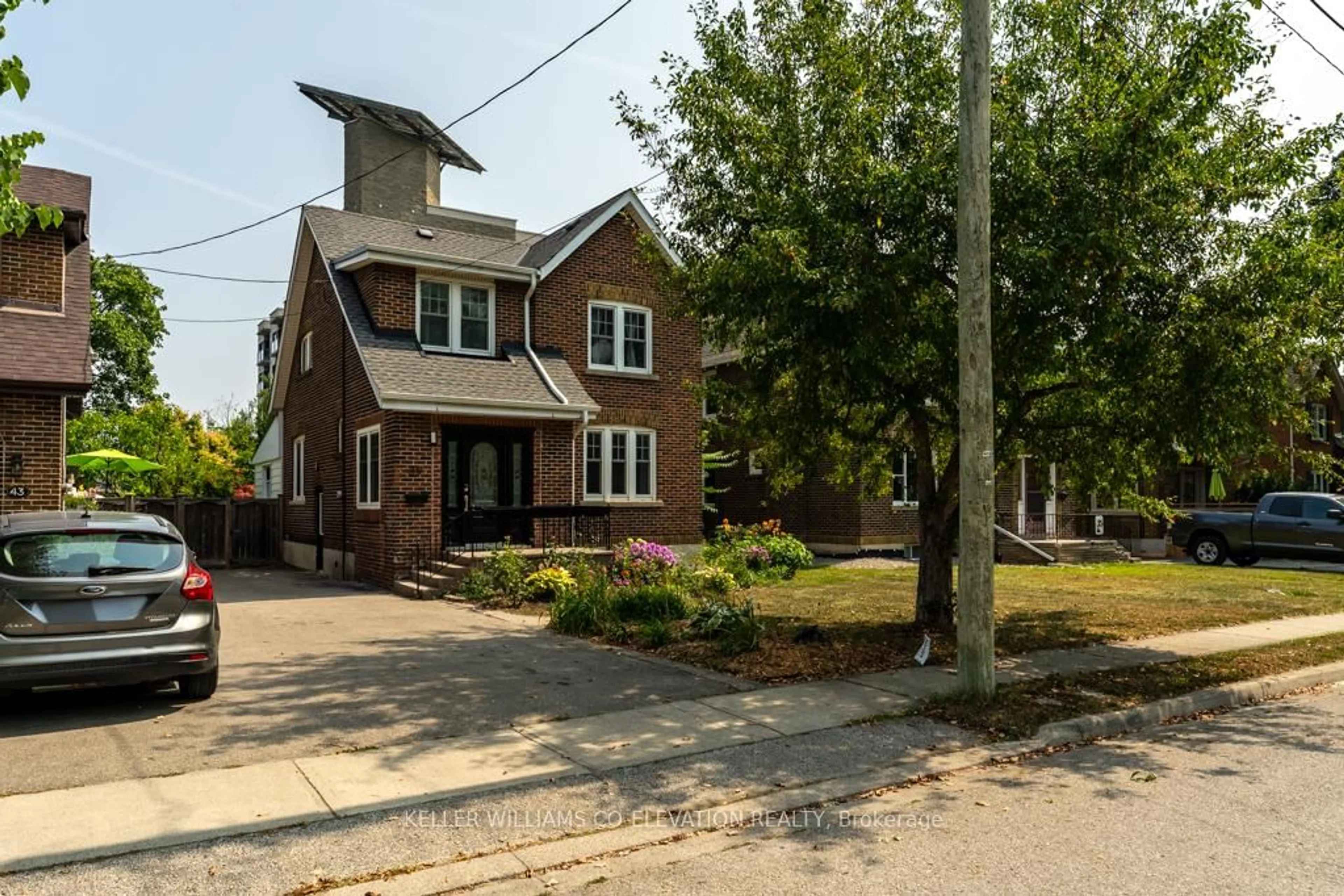 Home with brick exterior material, street for 39 Court St, Milton Ontario L9T 2S2