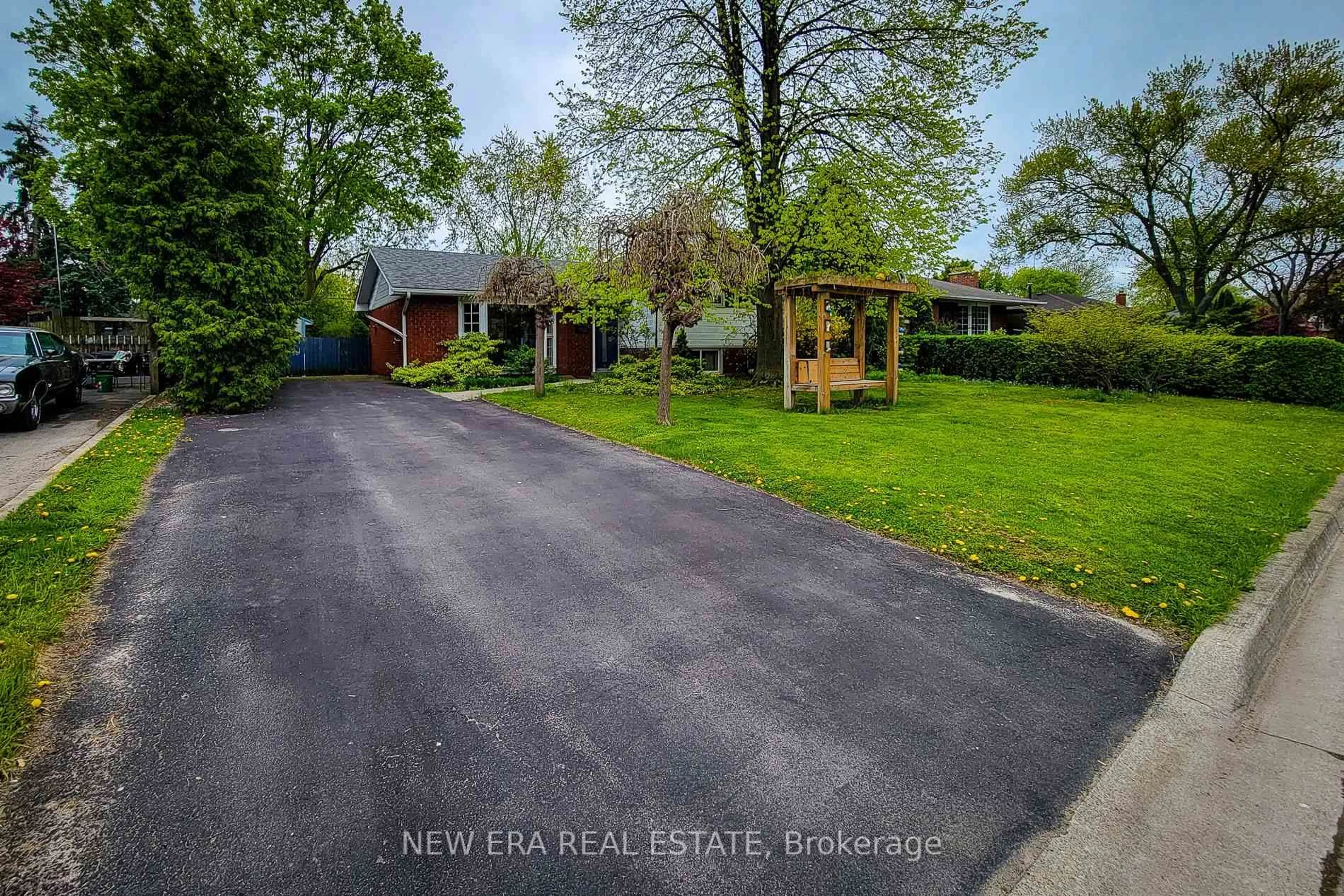 A pic from outside/outdoor area/front of a property/back of a property/a pic from drone, street for 5322 Windermere Dr, Burlington Ontario L7L 3M1