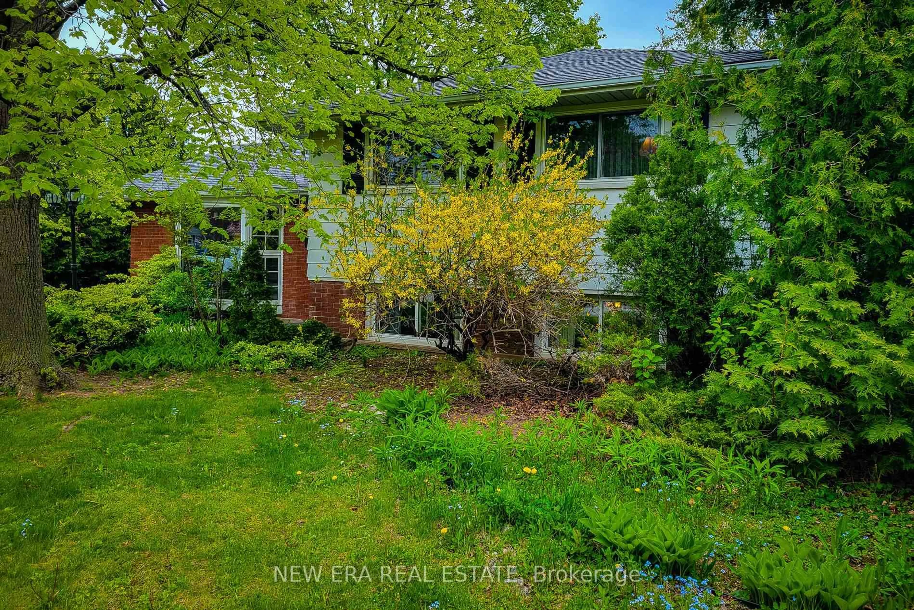 A pic from outside/outdoor area/front of a property/back of a property/a pic from drone, street for 5322 Windermere Dr, Burlington Ontario L7L 3M1