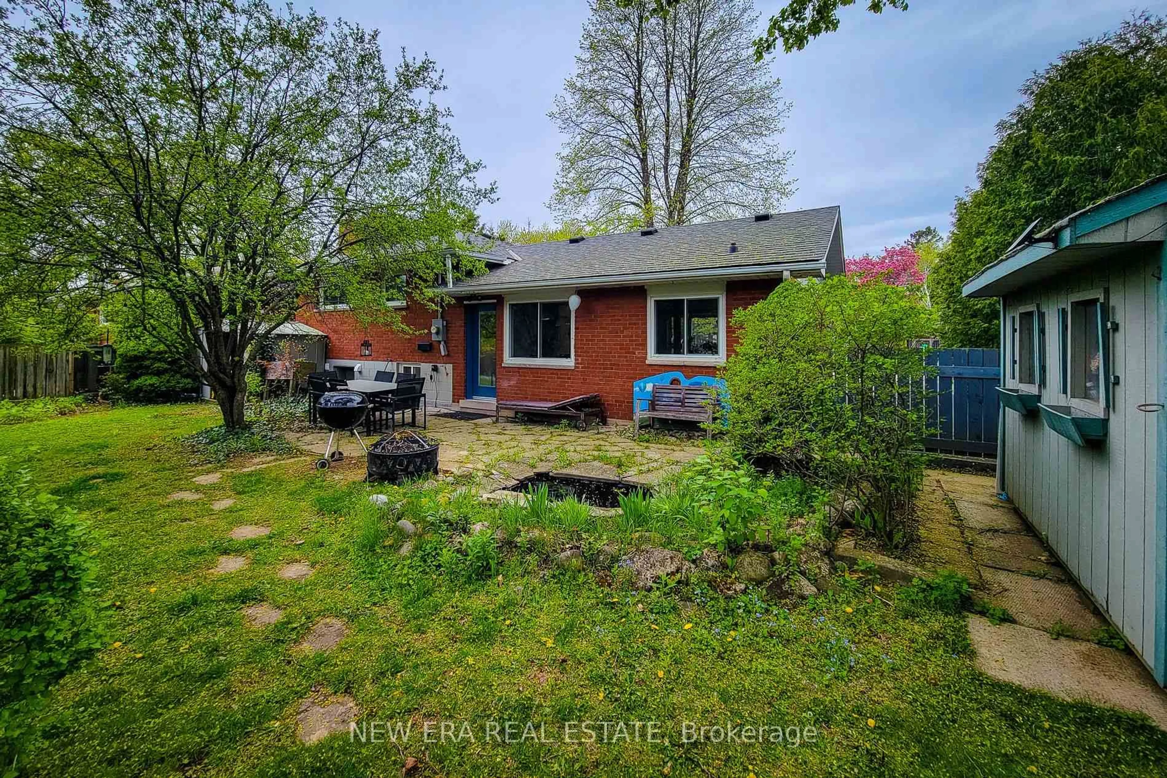 A pic from outside/outdoor area/front of a property/back of a property/a pic from drone, street for 5322 Windermere Dr, Burlington Ontario L7L 3M1