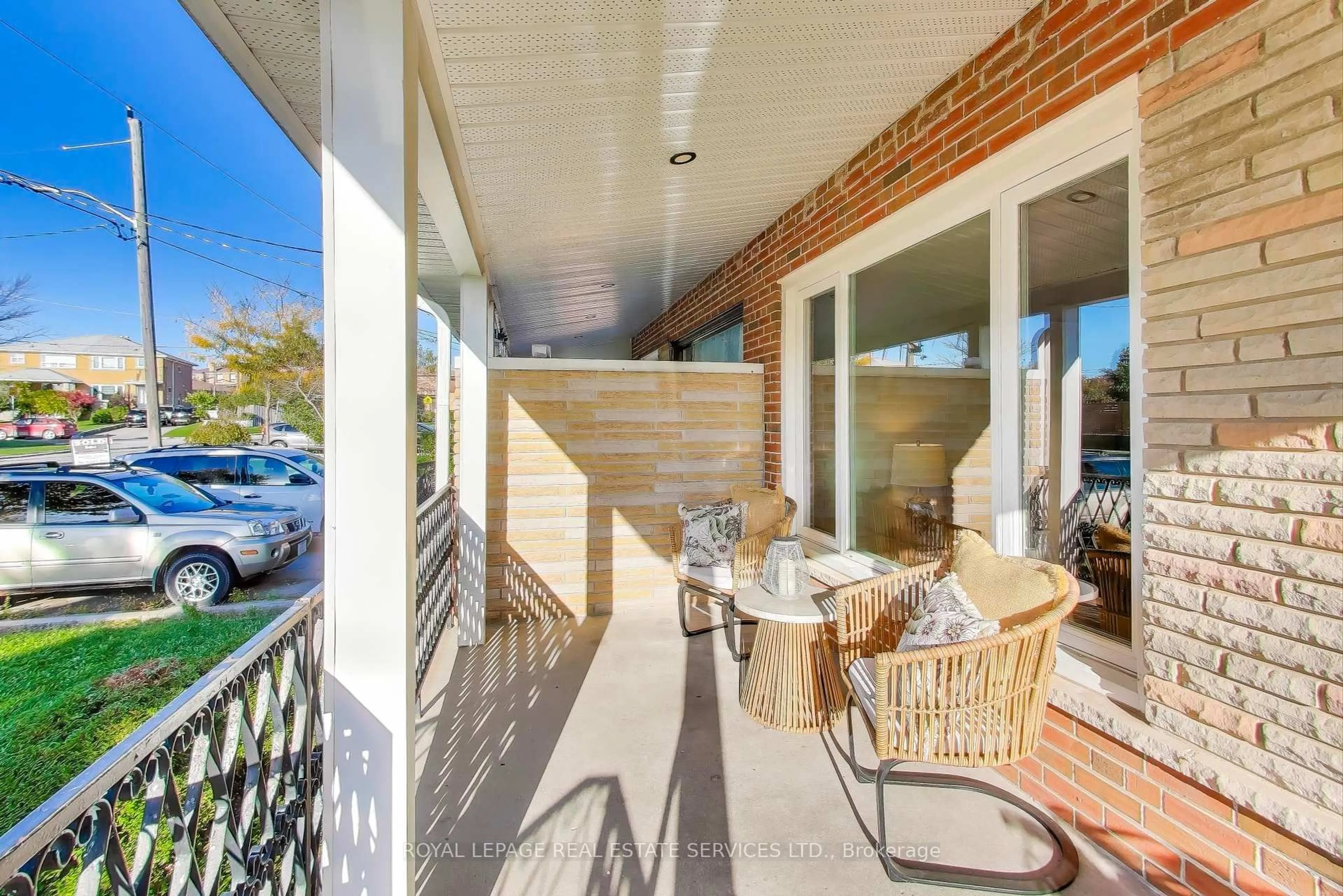 Patio, street for 135 Giltspur Dr, Toronto Ontario M3L 1M4