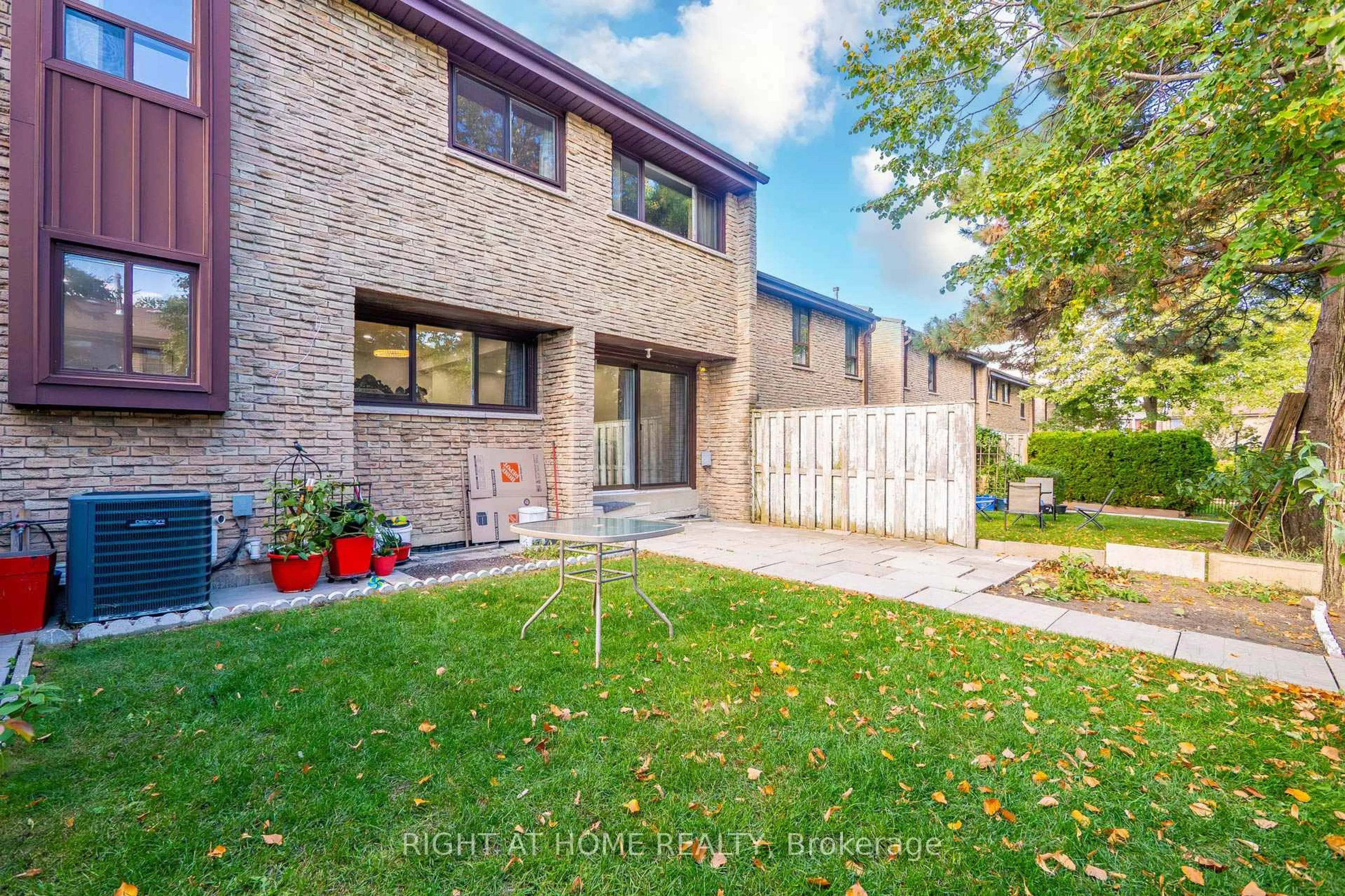 Home with brick exterior material, street for 2605 Woodchester Dr, Mississauga Ontario L5K 2E3