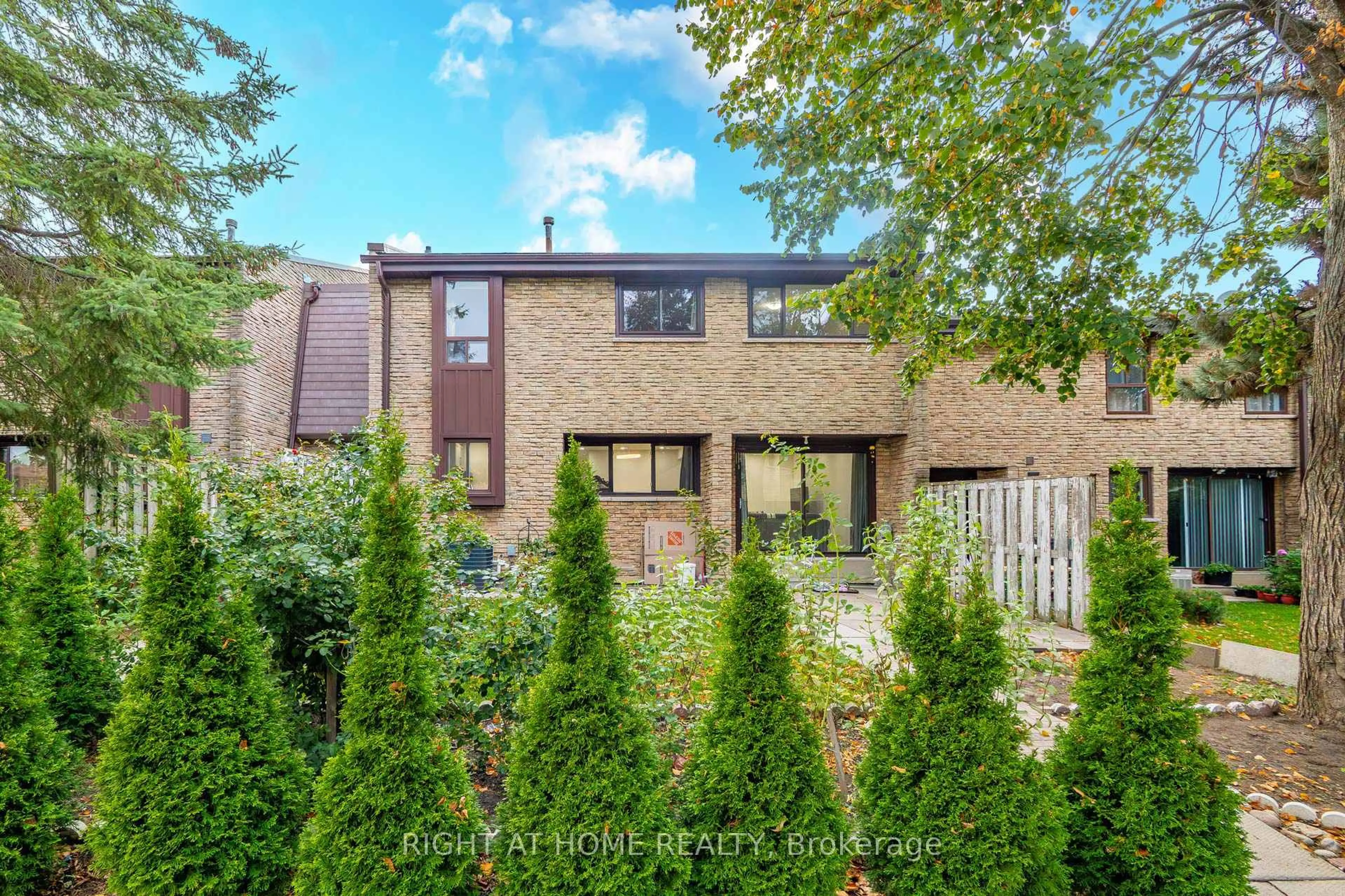 Home with brick exterior material, street for 2605 Woodchester Dr, Mississauga Ontario L5K 2E3