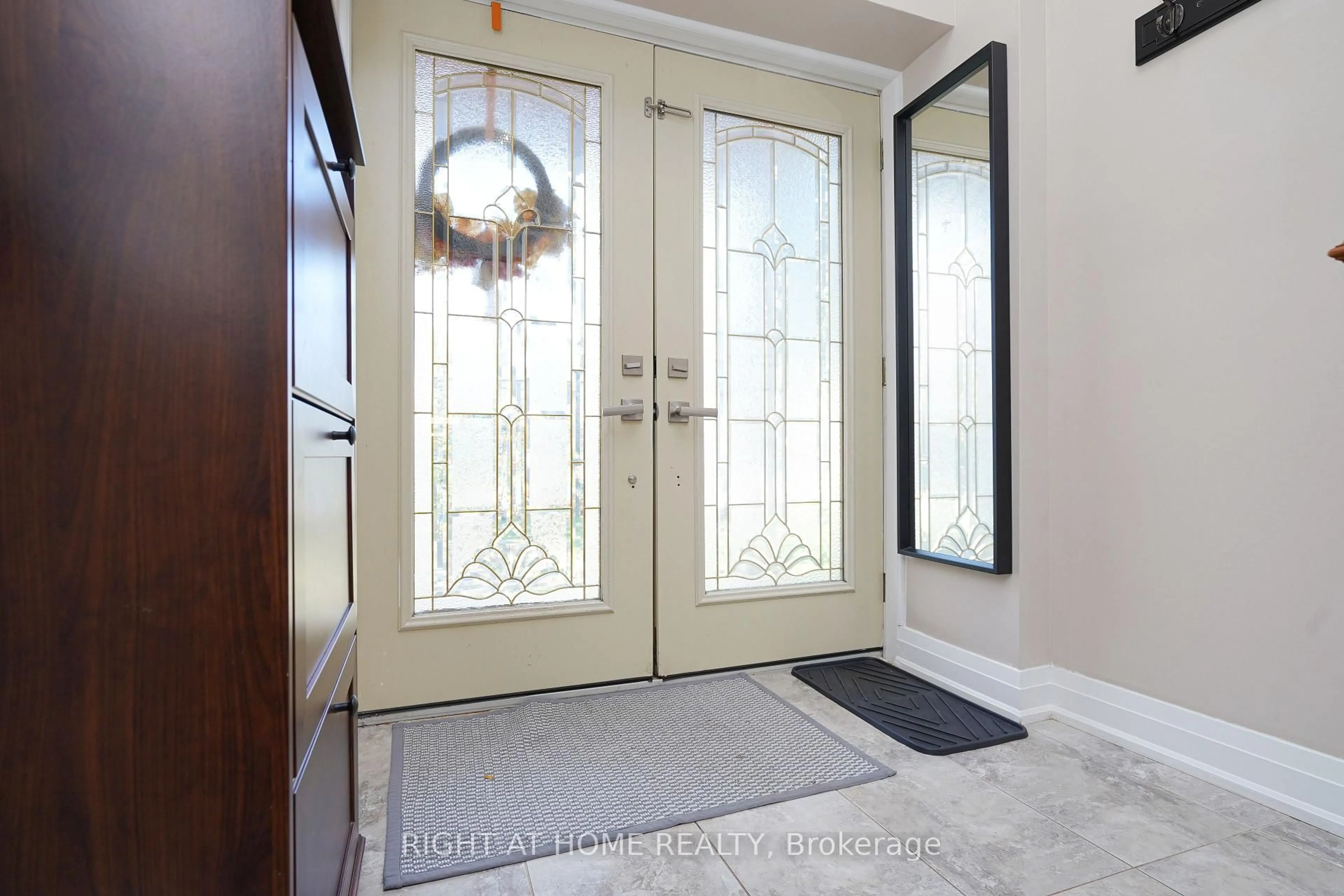 Indoor entryway for 220 Overton Pl, Oakville Ontario L6H 1E9