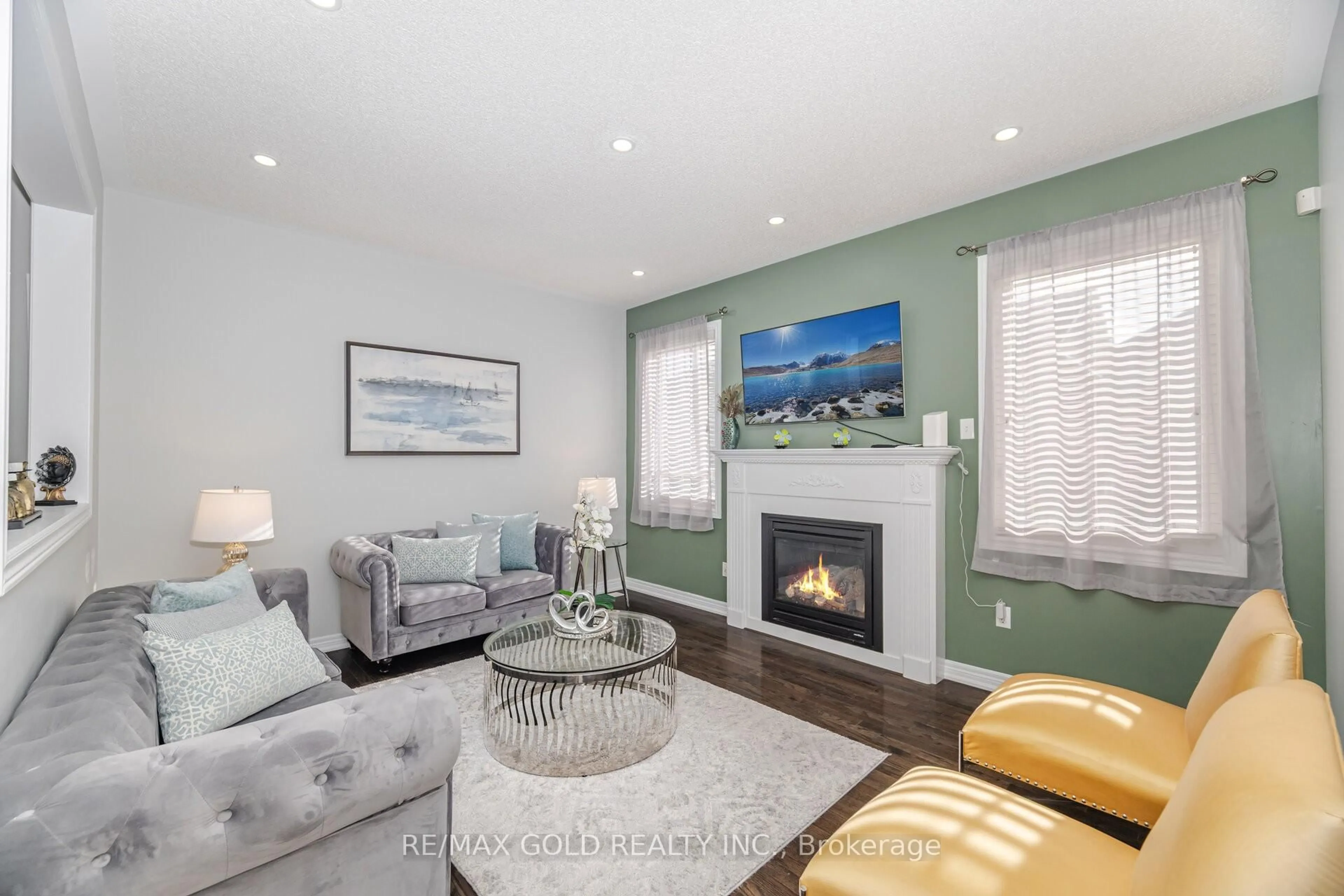 Living room with furniture, unknown for 262 Thorndale Rd, Brampton Ontario L6P 3H2