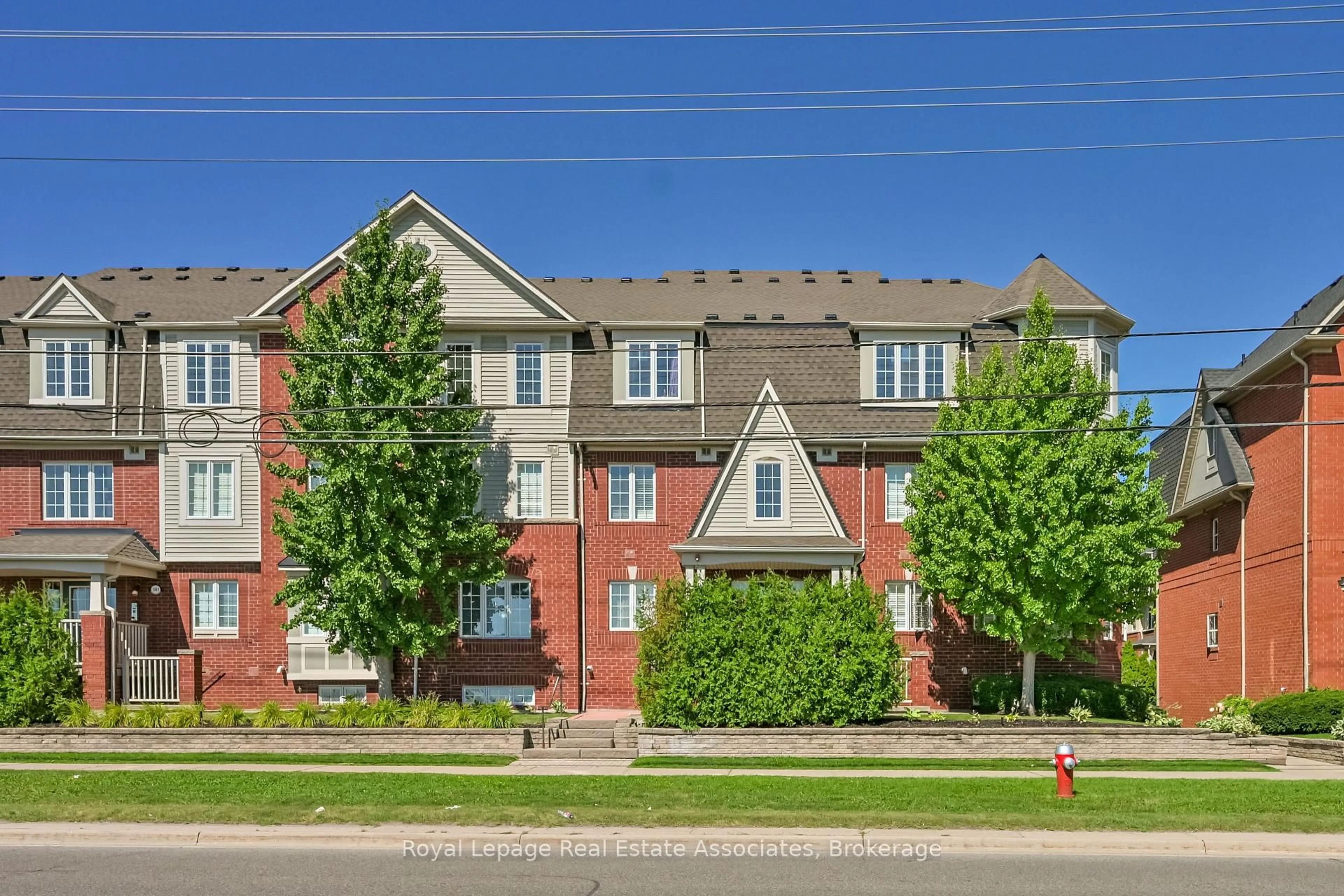 Home with brick exterior material, street for 575 Dundas St #3, Mississauga Ontario L5B 0B2