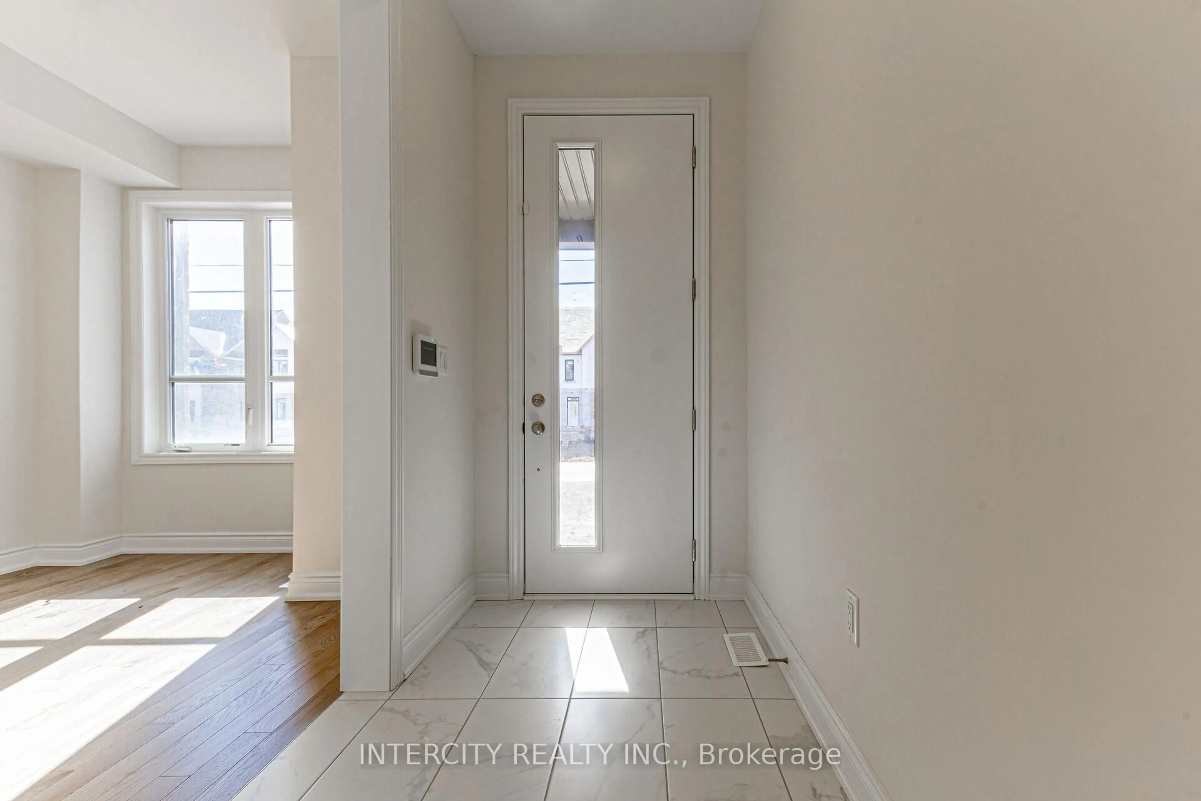 Indoor entryway for 3273 Sixth Line, Oakville Ontario L6H 0Z8