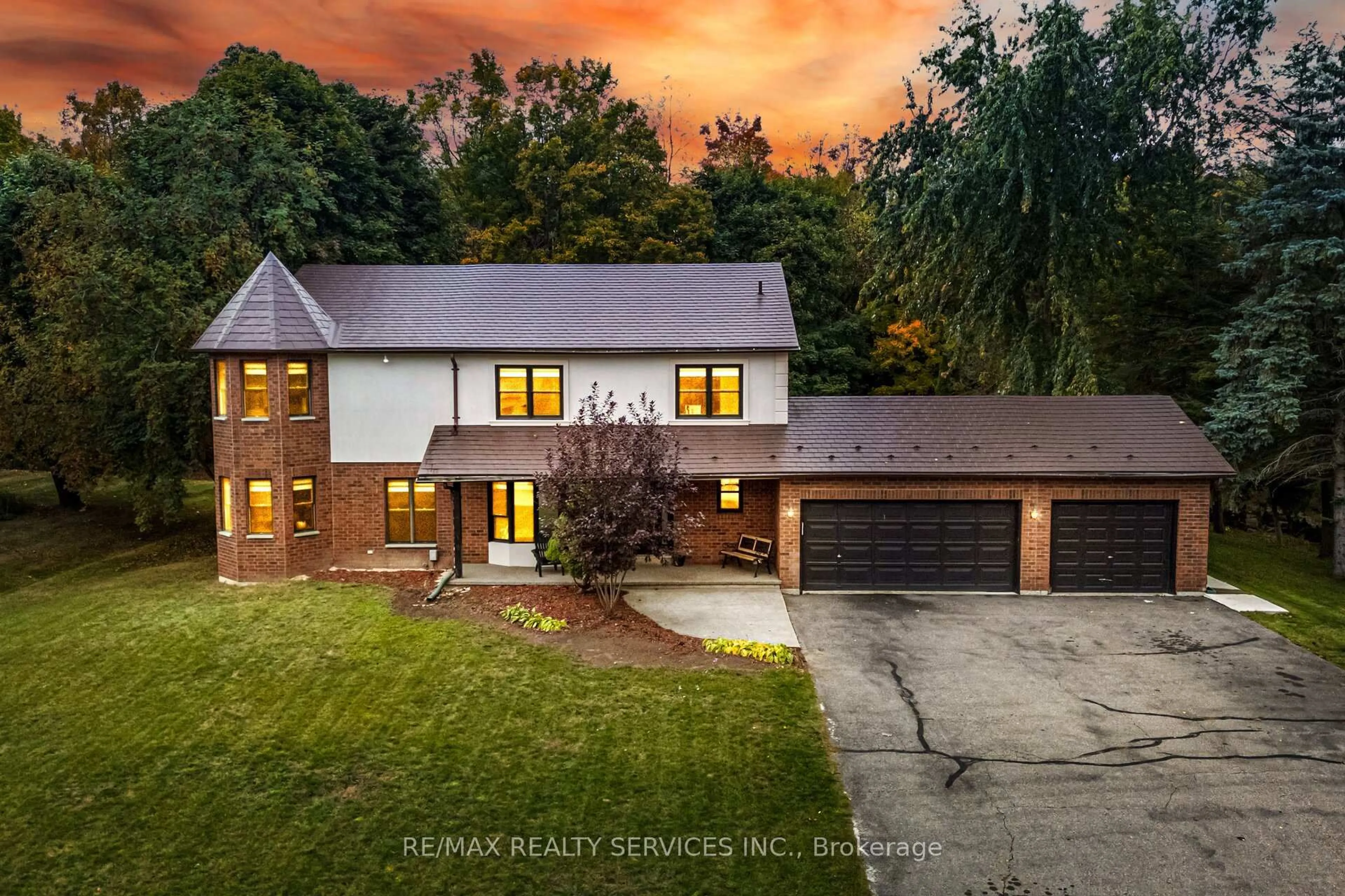 A pic from outside/outdoor area/front of a property/back of a property/a pic from drone, street for 14 Snowberry Crt, Caledon Ontario L7K 0B5