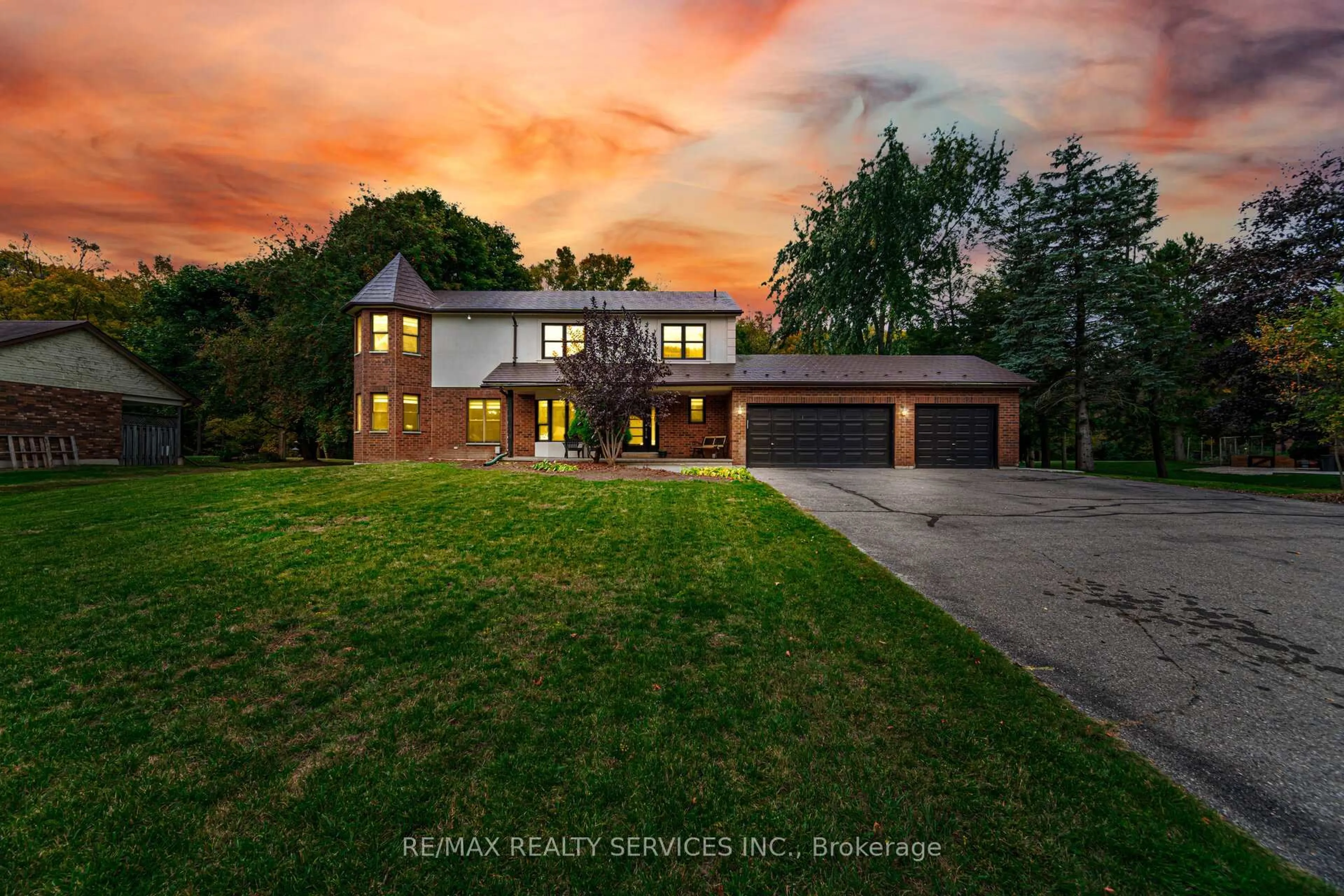 A pic from outside/outdoor area/front of a property/back of a property/a pic from drone, unknown for 14 Snowberry Crt, Caledon Ontario L7K 0B5