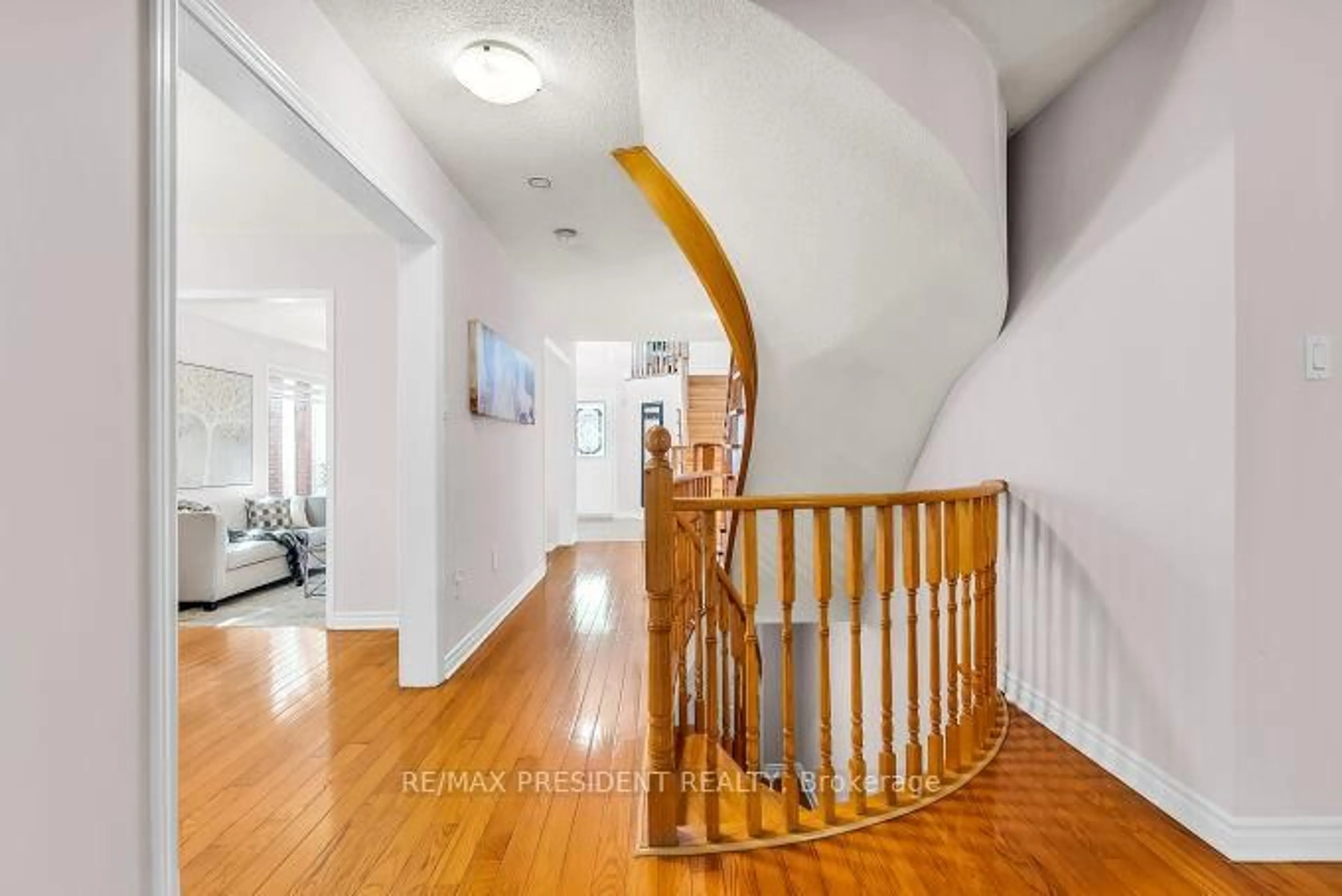 Indoor foyer for 1466 Willowvale Gdns, Mississauga Ontario L5V 1T7