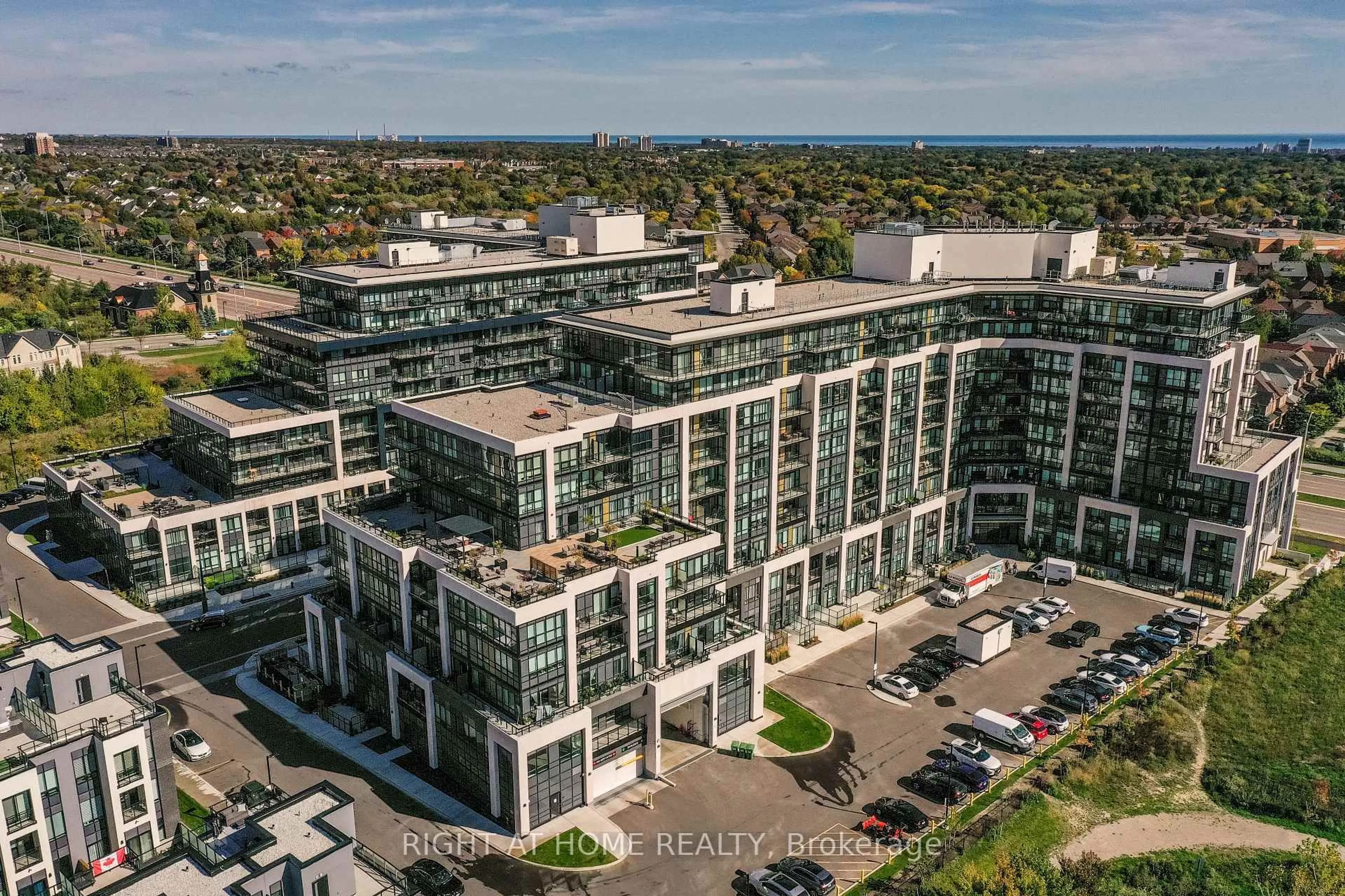 A pic from outside/outdoor area/front of a property/back of a property/a pic from drone, unknown for 405 Dundas St #119, Oakville Ontario L6M 5P9