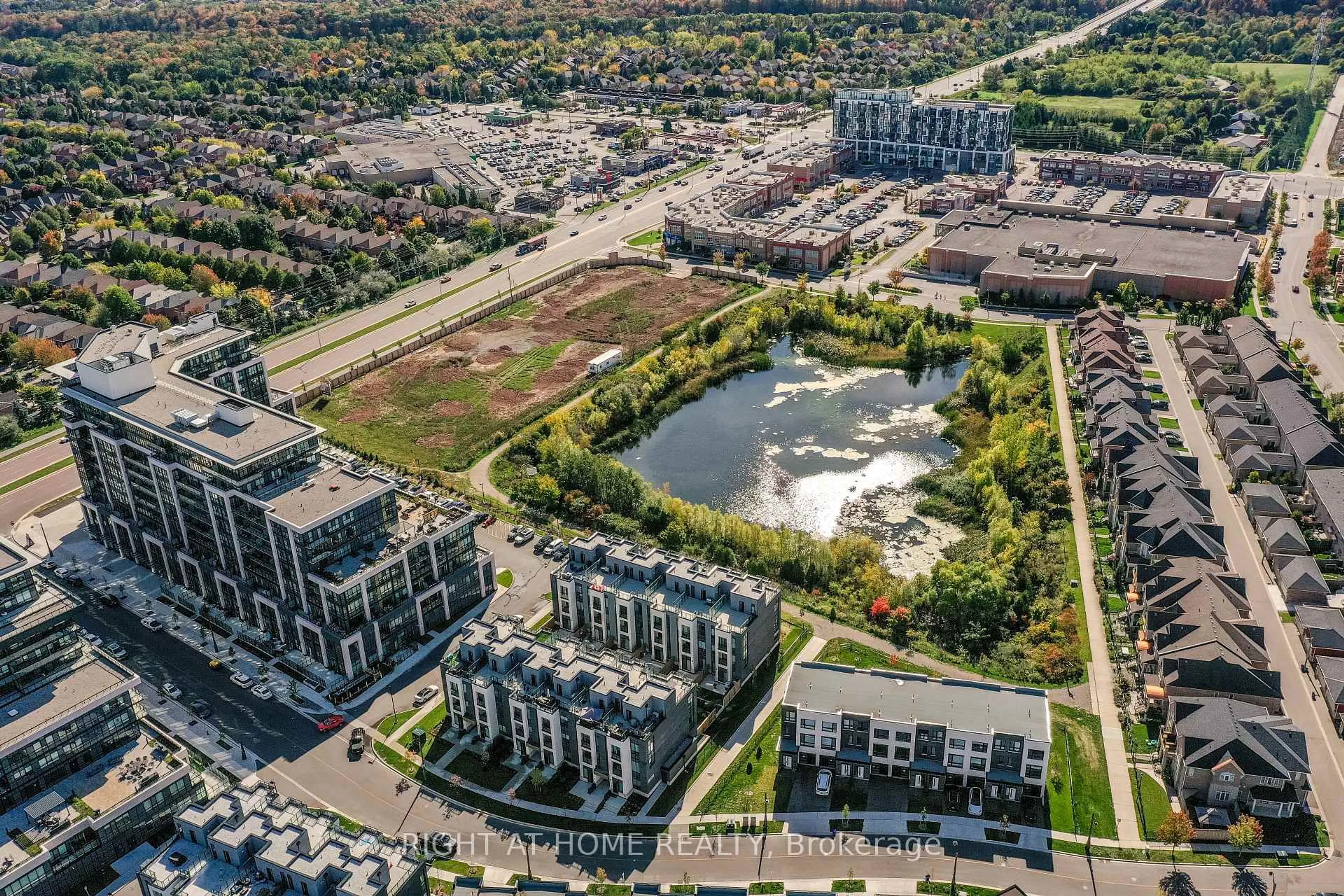 A pic from outside/outdoor area/front of a property/back of a property/a pic from drone, unknown for 405 Dundas St #119, Oakville Ontario L6M 5P9