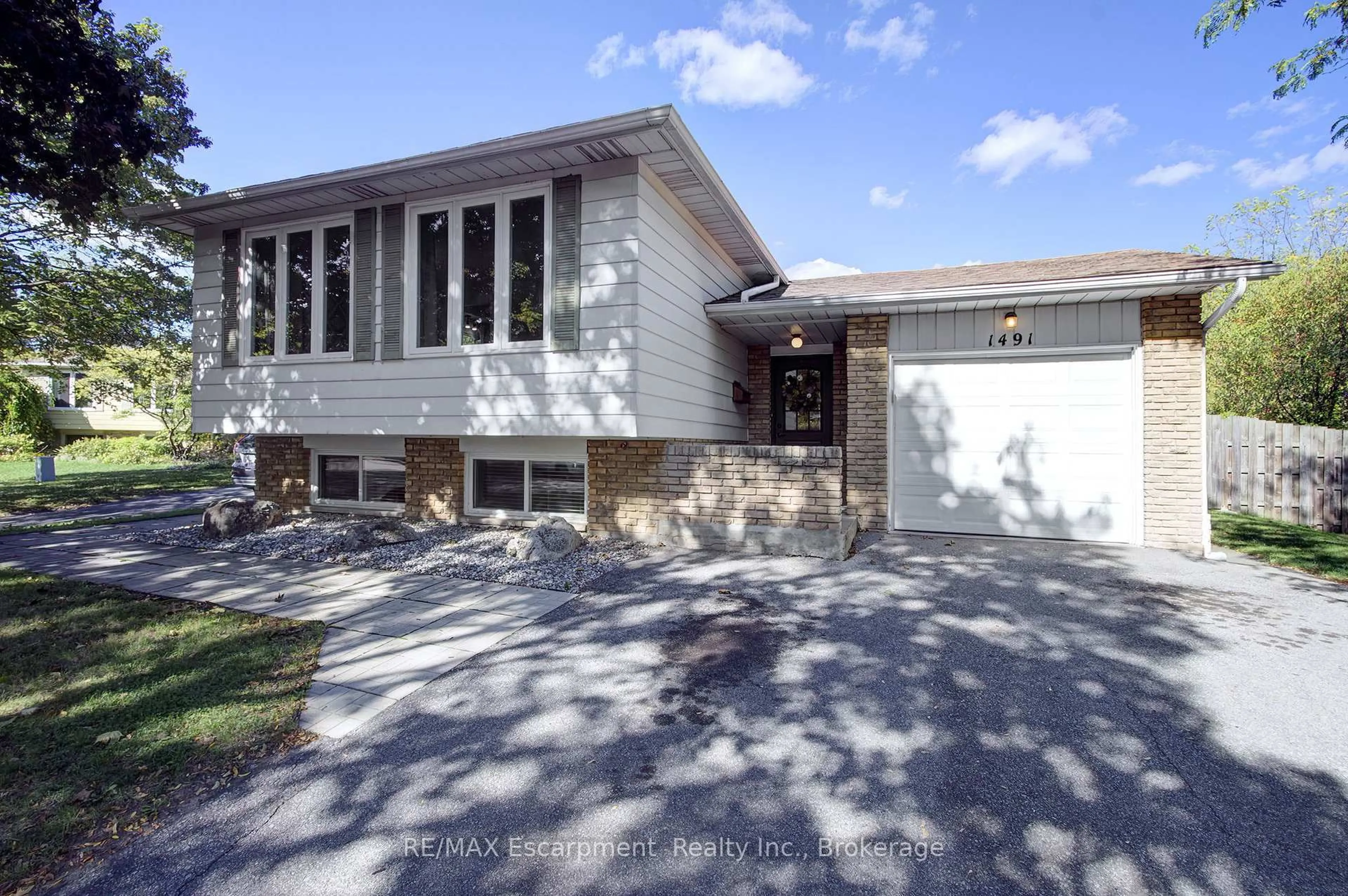 Home with vinyl exterior material, street for 1491 Brenner Cres, Burlington Ontario L7P 2V9