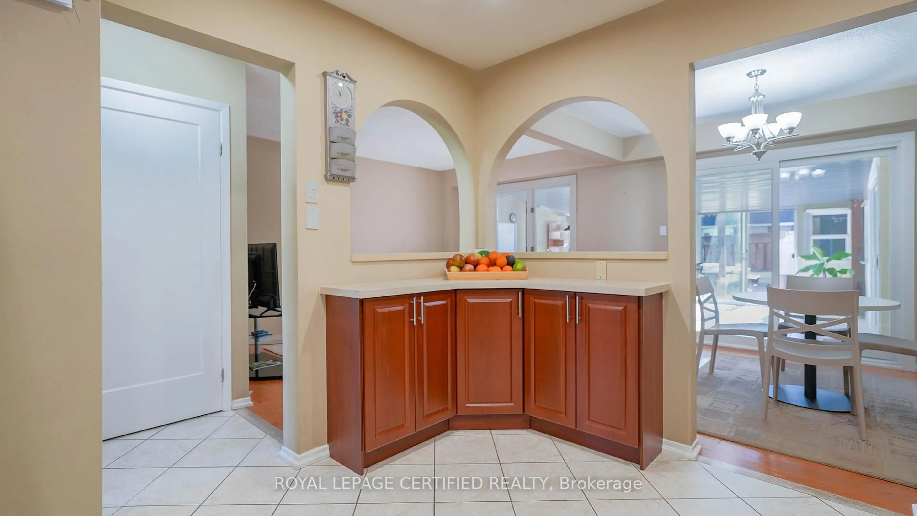 Open concept kitchen, ceramic/tile floor for 7242 Corrine Cres, Mississauga Ontario L5N 5B8