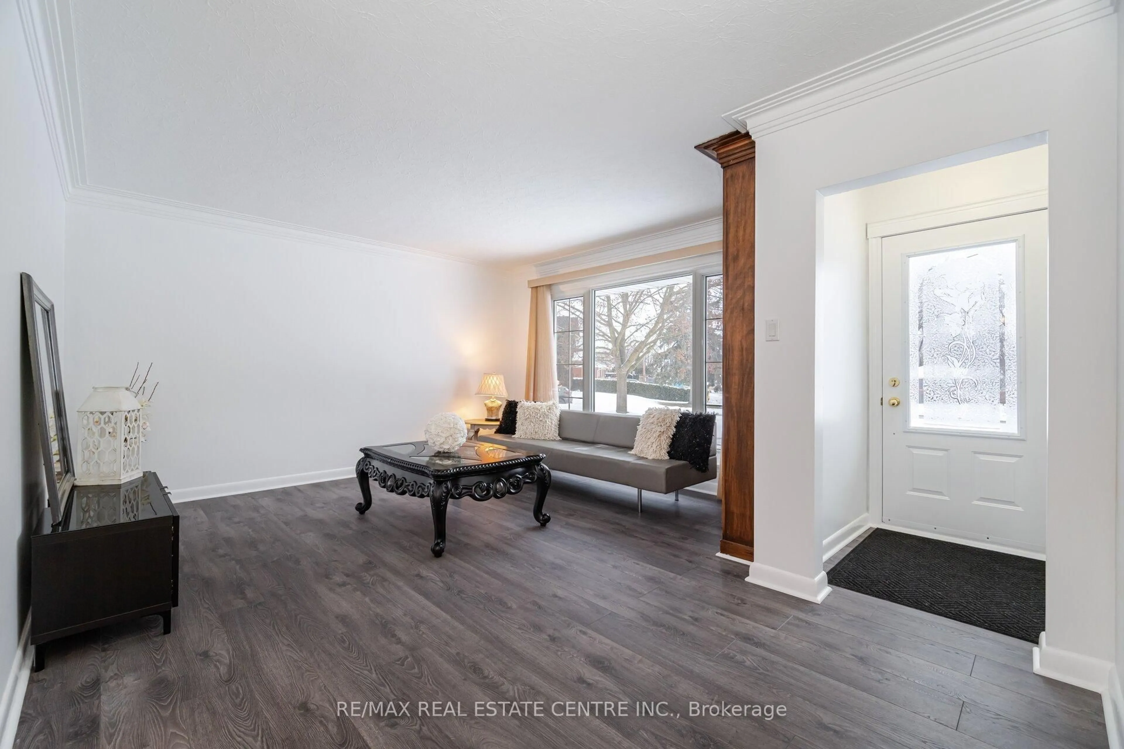 Indoor entryway for 292 Kingsleigh Crt, Milton Ontario L9T 1X7