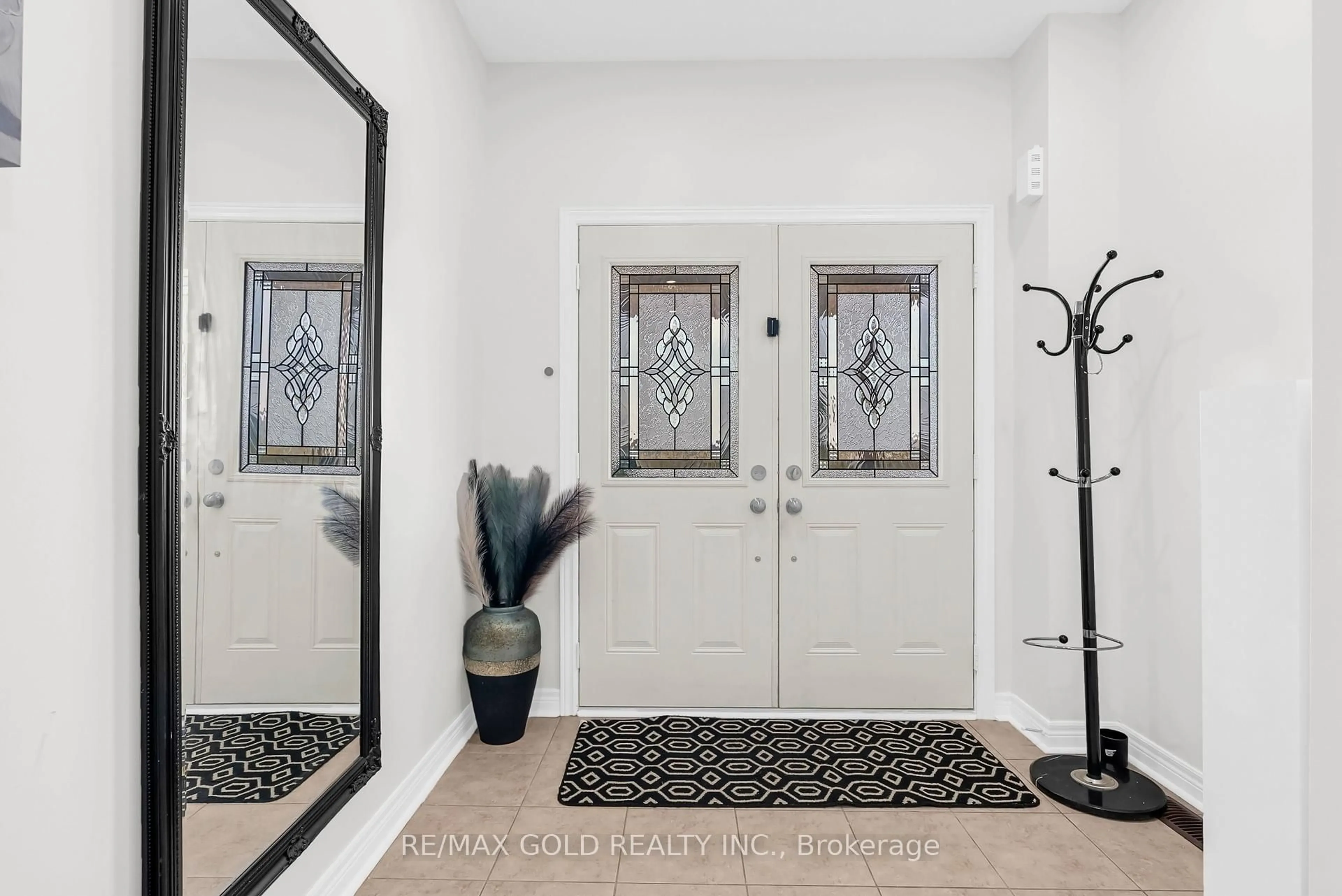Indoor entryway for 564 Bessborough Dr, Milton Ontario L9T 7V2