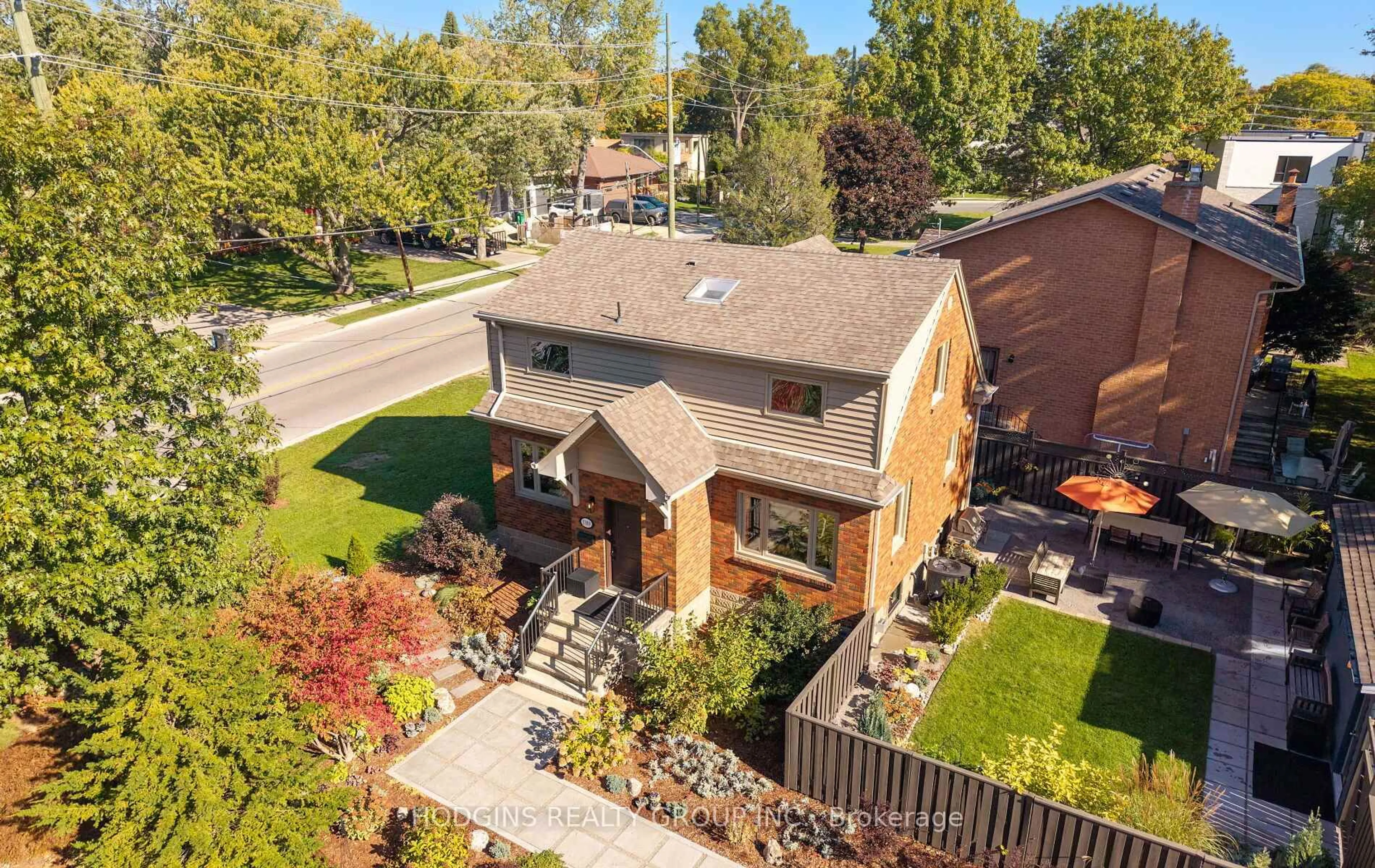A pic from outside/outdoor area/front of a property/back of a property/a pic from drone, street for 1319 Lakebreeze Dr, Mississauga Ontario L5G 3W7